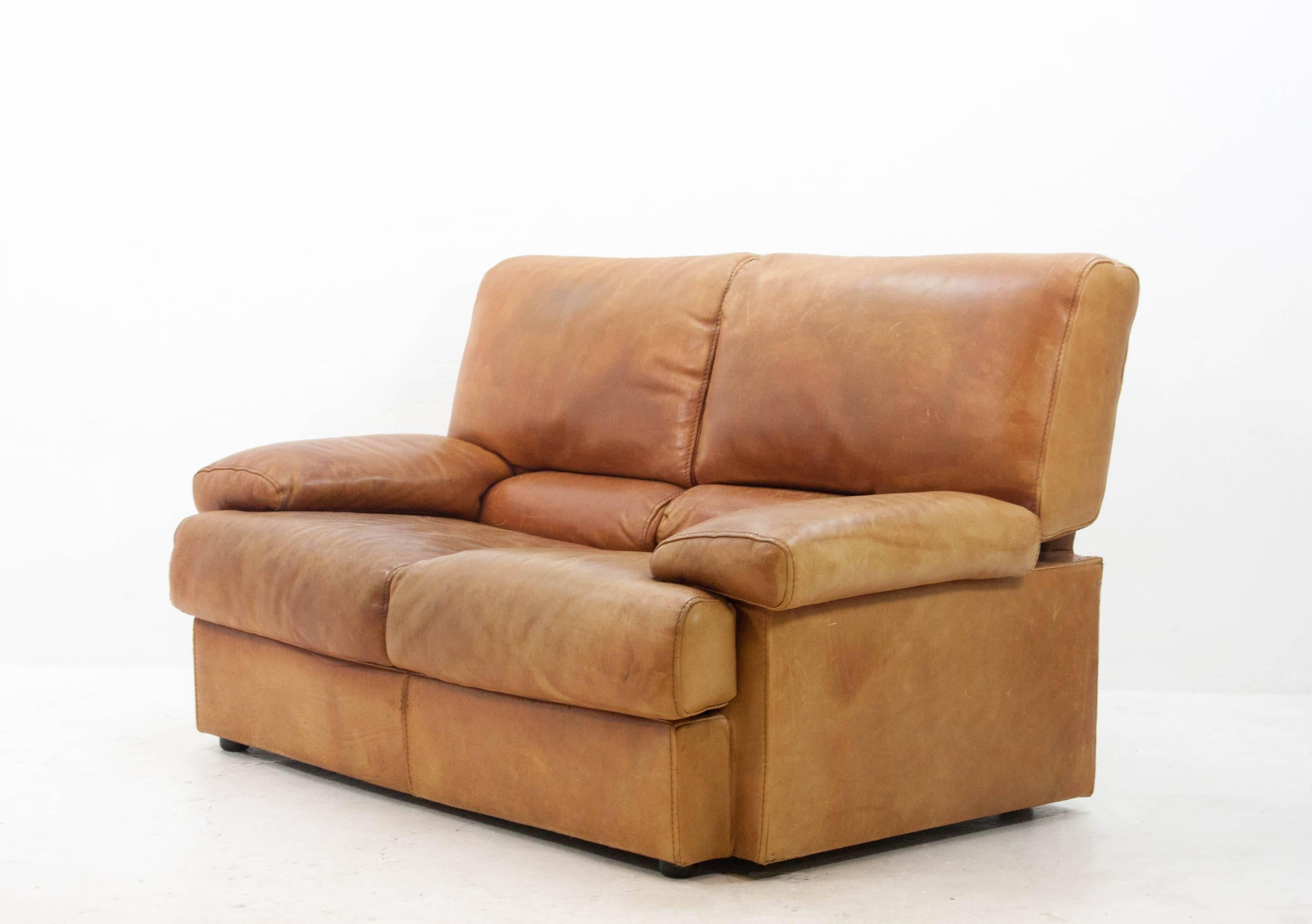 Vintage Italian Cierre Imbottiti sofa in a very handsomely worn rich butterscotch leather. Nice sturdy and comfortable two-seat with great back support.

Amusingly the Cierre company takes their furniture so seriously this sofa is actually fitted