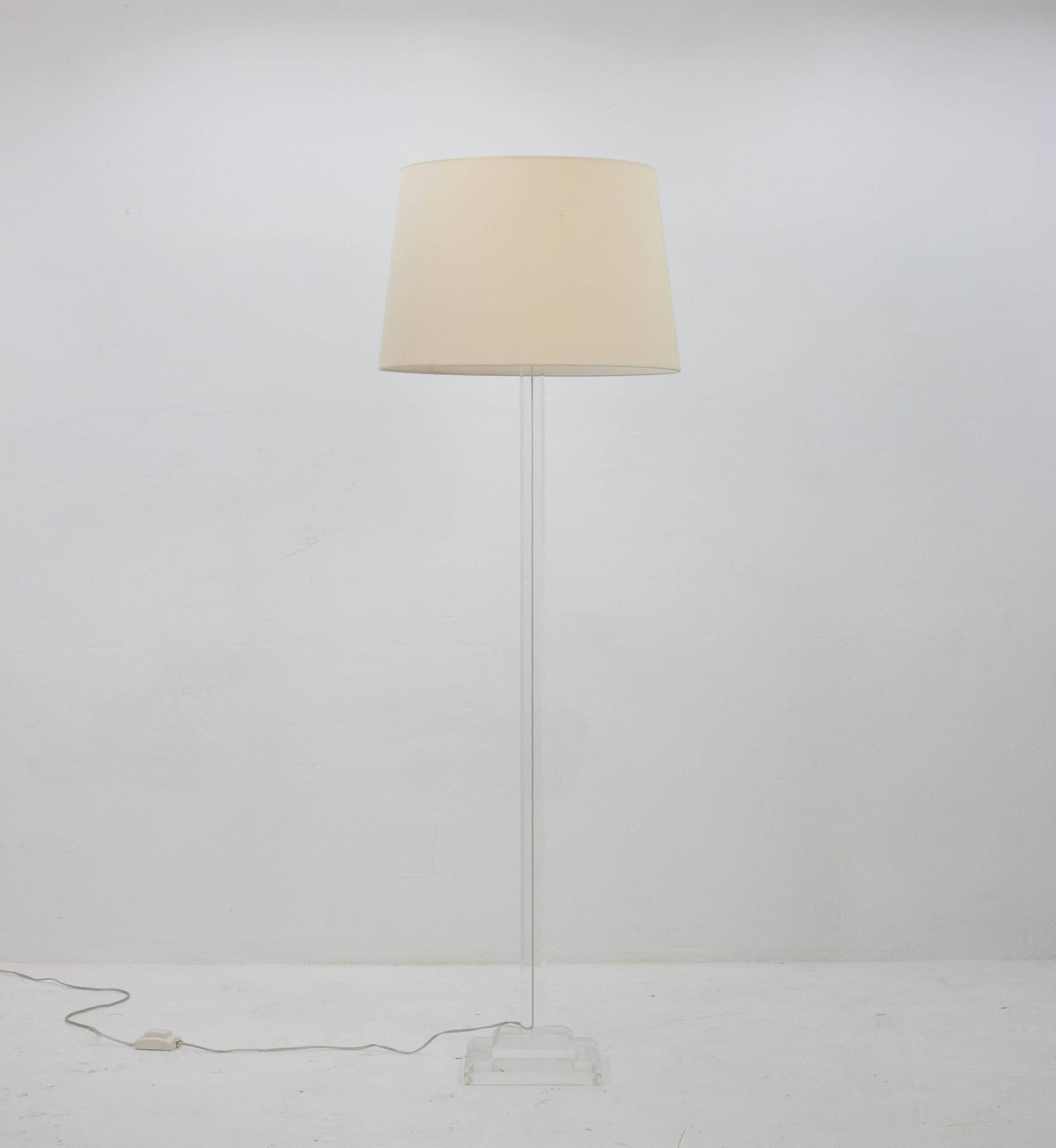Quality Lucite floor lamp from the 1970s. The power cord falls into a channel machined out of the Lucite for a clean Silhouette.