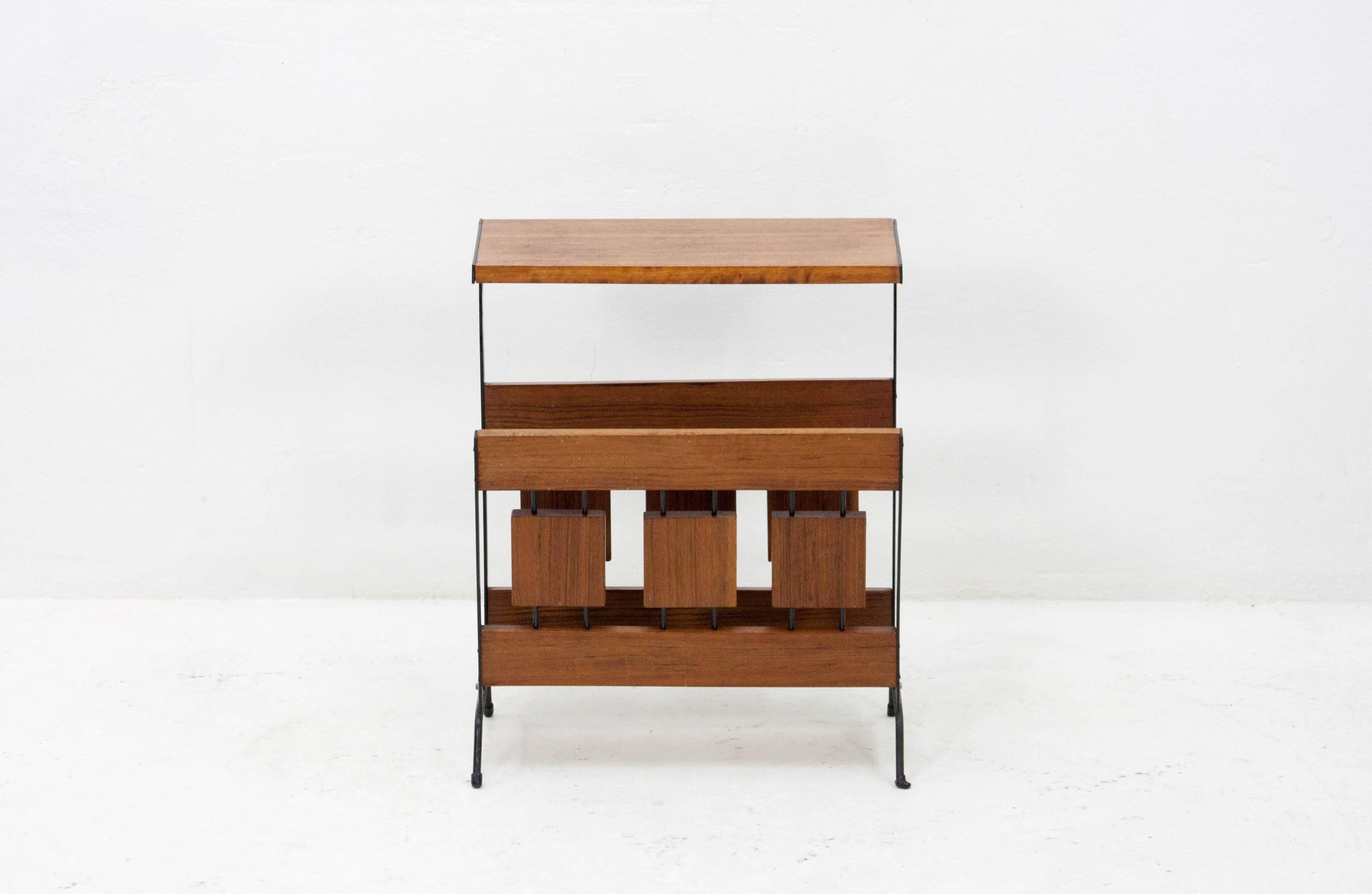 Stylish teak magazine or newspaper rack produced by Brovorm Haarlem in the 1960s.
