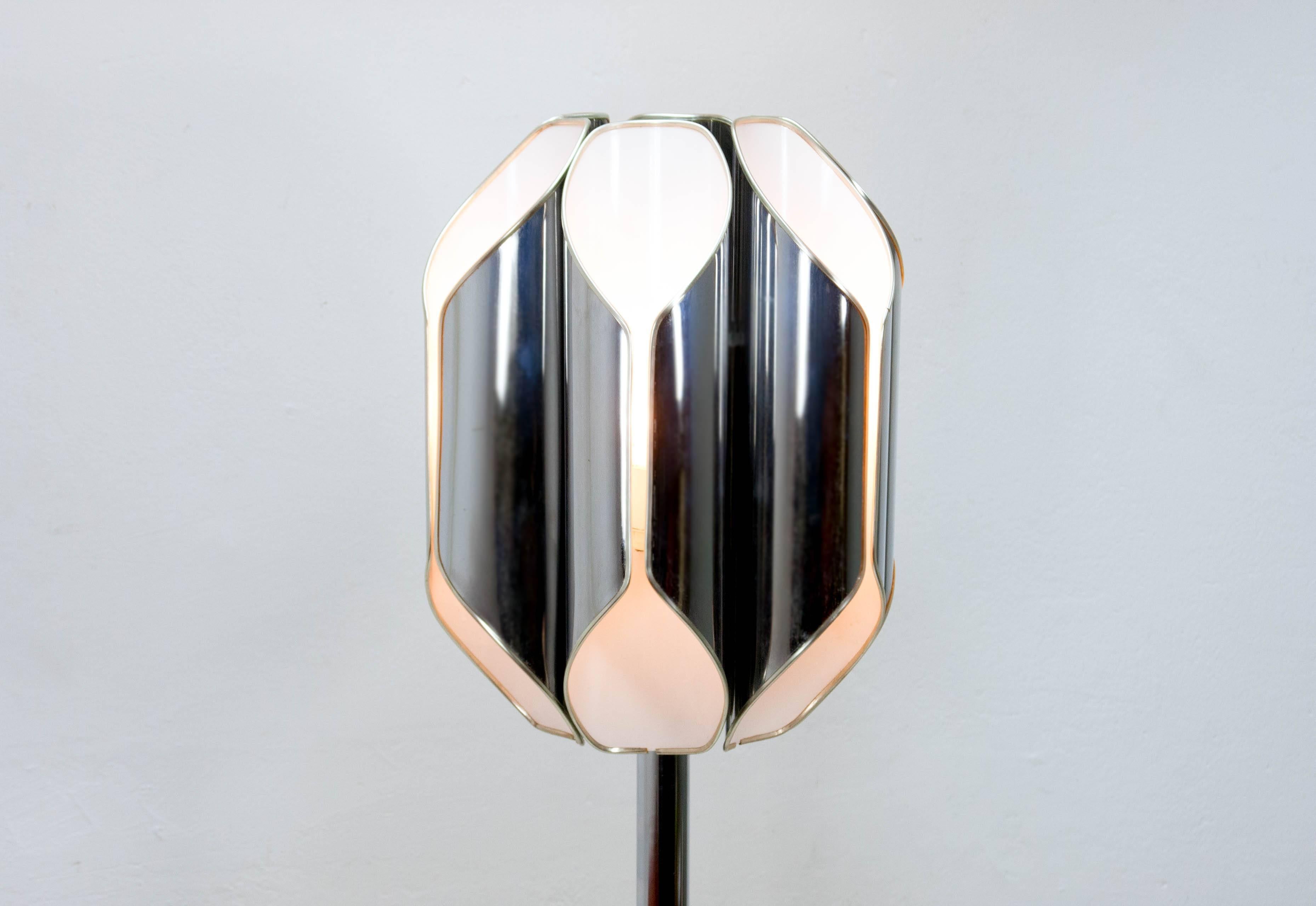 Spage Age chrome floor lamp by Reggiani featuring six armatures arranged around a central pole in a configuration resembling a rocket's thrusters.