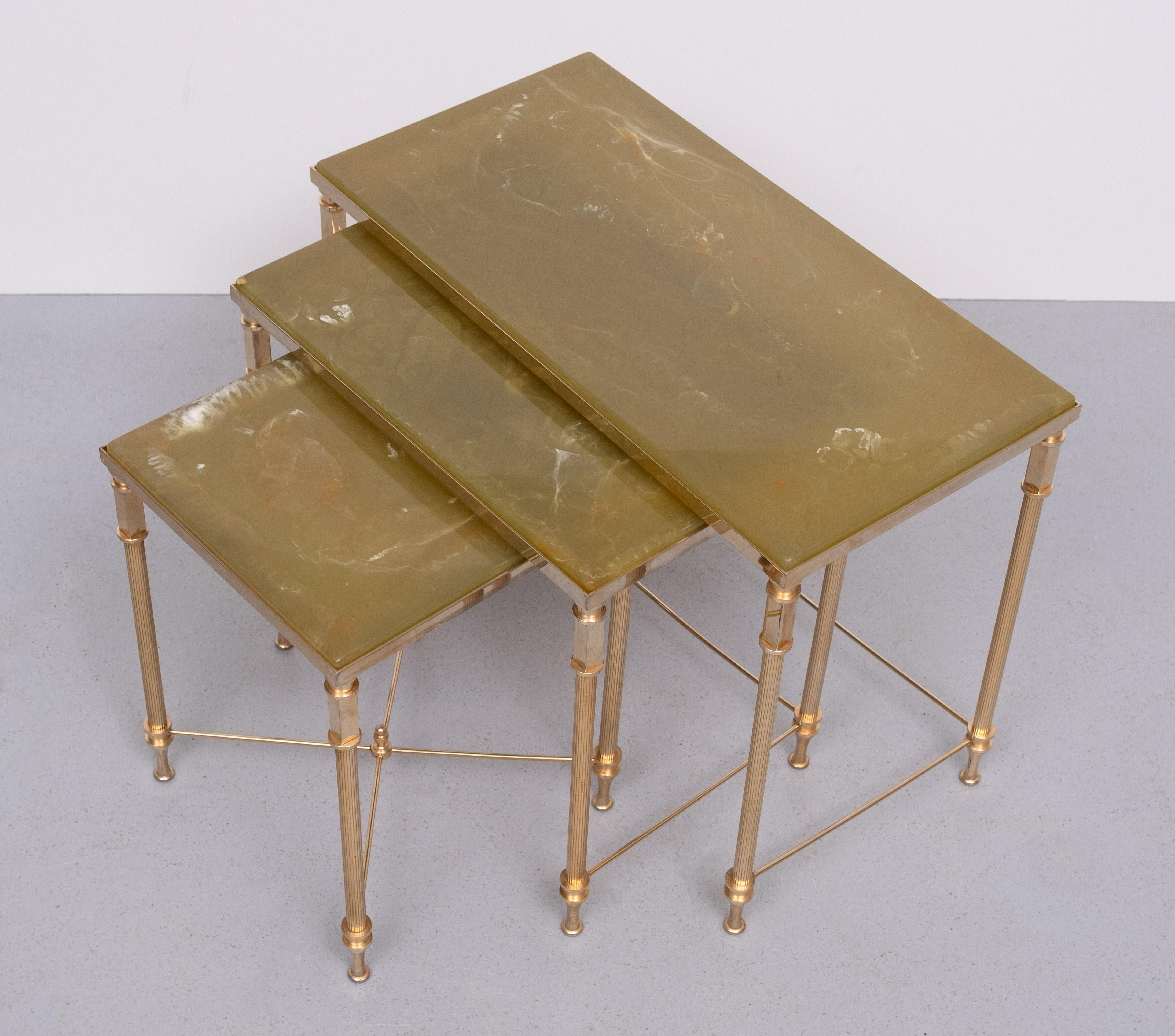 superbo Set di 3 tavolini da nido, struttura in ottone, fornito con un Greene & Greene 
Il top in resina dà un effetto 3d quando si guarda il top.
Bellissimo set. Il prezzo si riferisce al set.
    Richiedi soluzioni migliori per la scheggiatura.