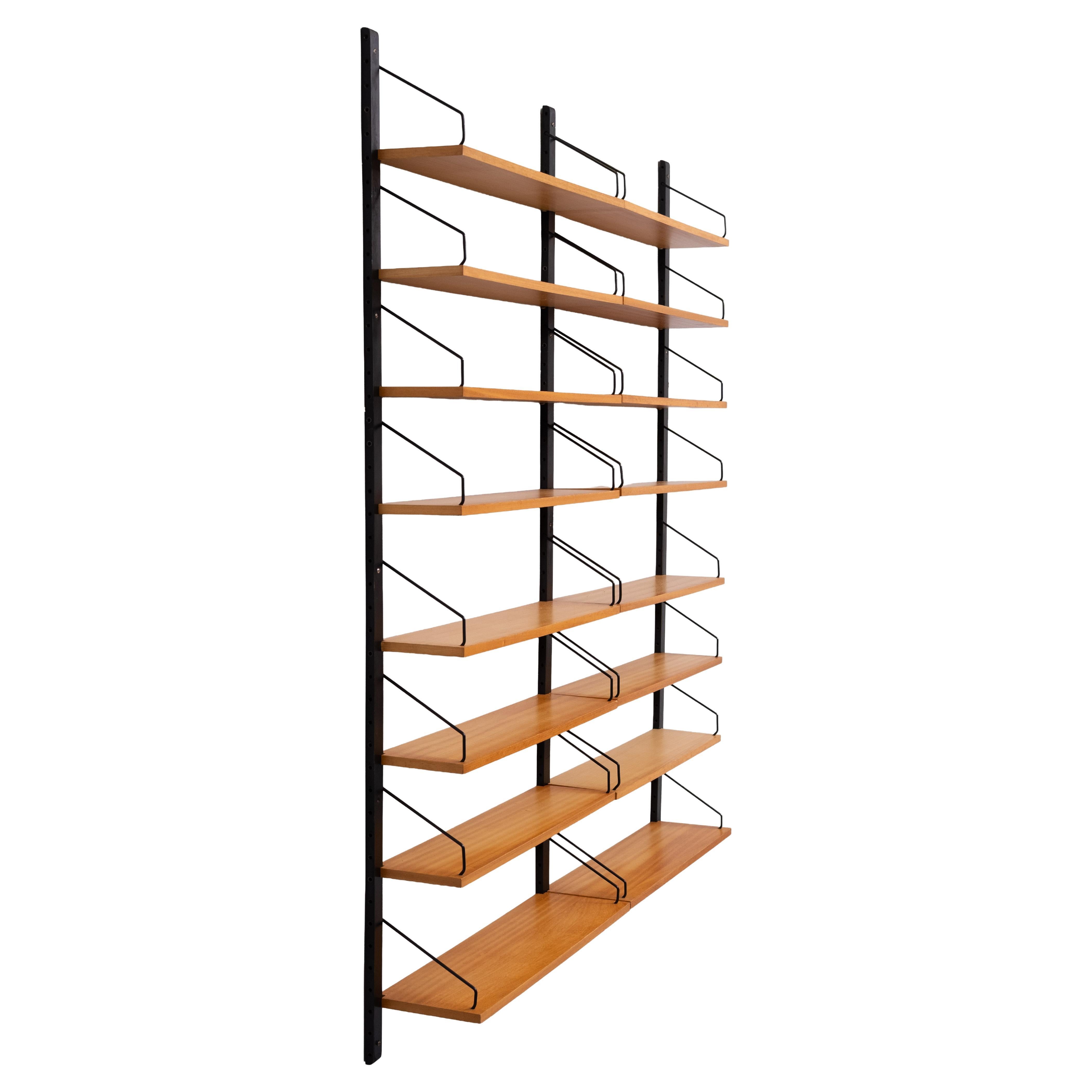 L'iconico sistema a parete Poul Cadovius Royal ... Tre montanti, viene fornito 
con 16 ripiani in faggio, completi di tutte le staffe e la ferramenta.
Libreria o contenitore ideale  A Space  . Firmato  .in buone condizioni.
  
    Chiedete soluzioni