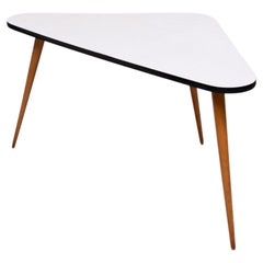 Dreieckiger Couchtisch von Bovenkamp aus den 1960er Jahren mit Beinen aus Buchenholz