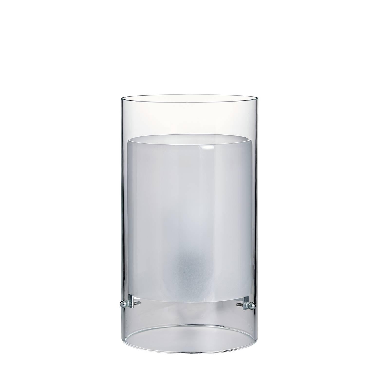 Tischleuchte aus klarem mundgeblasenem Muranoglas mit verchromter Messinghalterung und Zylindern aus transparentem und opalem Glas. Die Leuchte wurde 1993 von Carlo Moretti entworfen. 

60-Watt-Glühlampe, 42-Watt-Ecolamp-Fassung E27.


Carlo