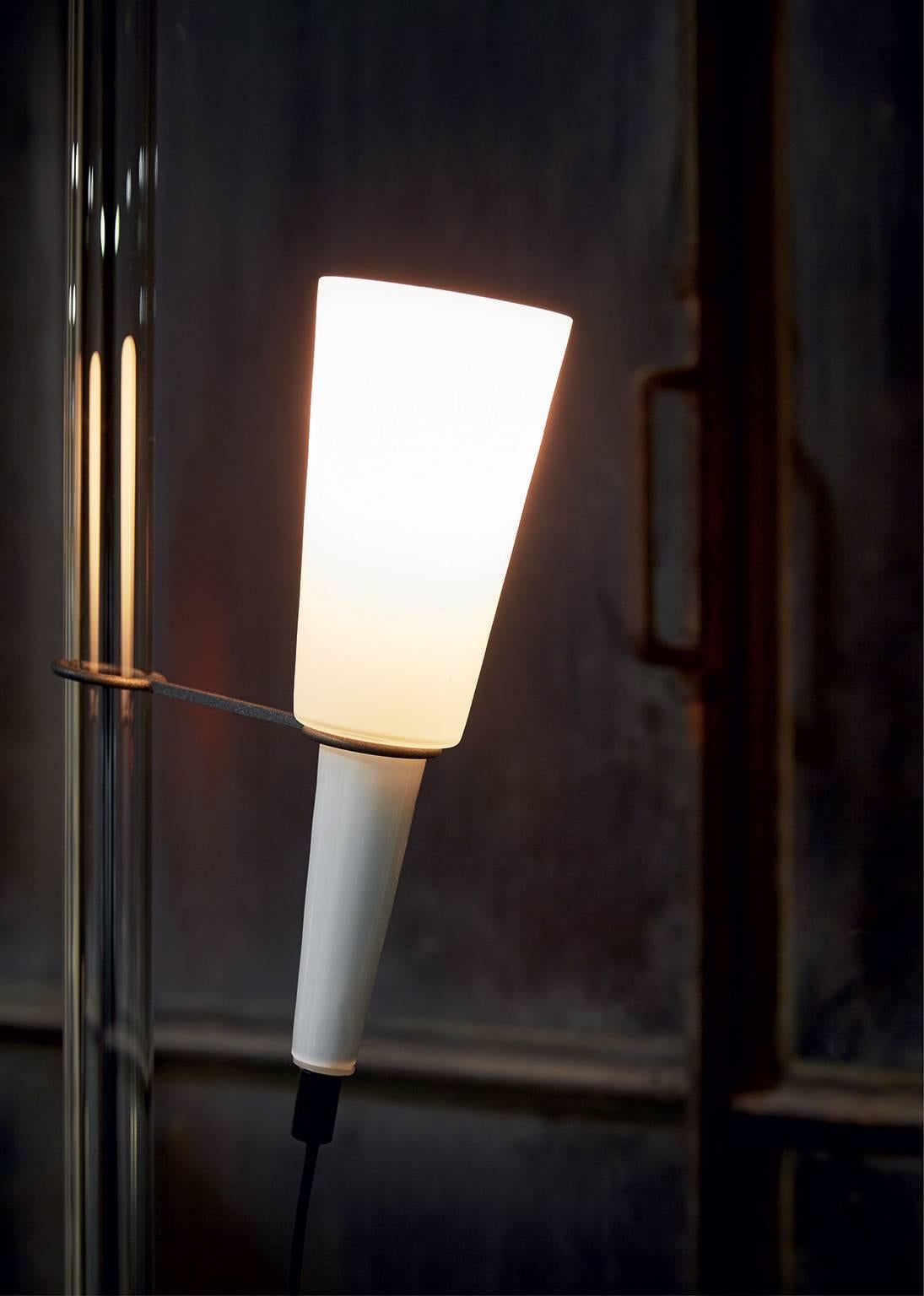 Lampadaire en verre de Murano transparent soufflé à la bouche, corps éclairant et tige, le corps éclairant est réglable en hauteur, base métallique en fer peint anthracite. La lampe a été conçue en 1984 par Carlo Moretti et Marco Zanuso Jr.