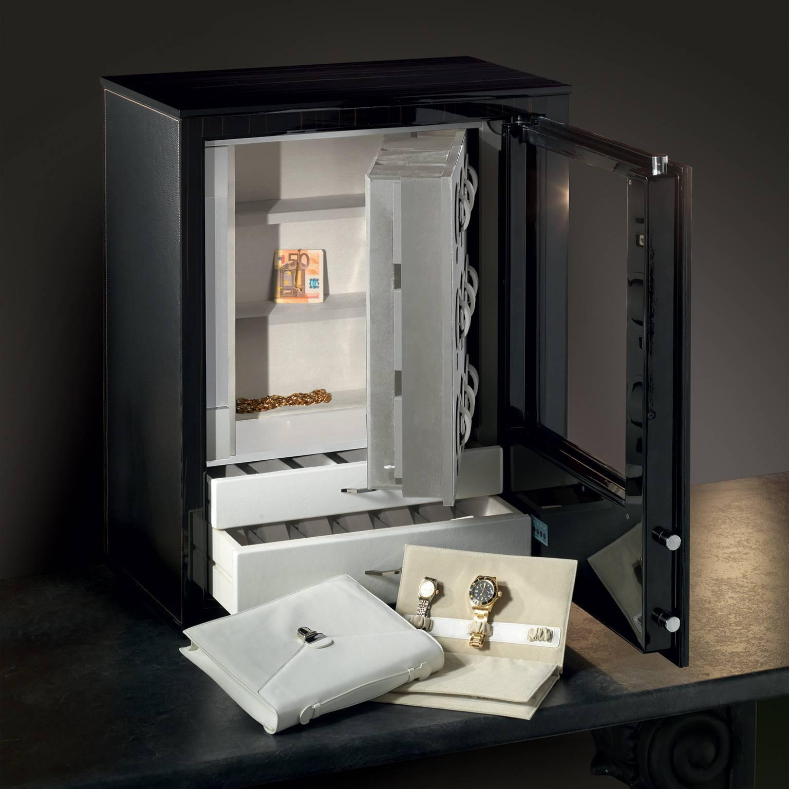 Il Forziere Delle Ore is an armoured chest safe in polished ebony with nine winders, bullet proof glass which is anchorable to the wall. Biometric opening device and emergency key system. Watch winders entirely made in Switzerland. Secret