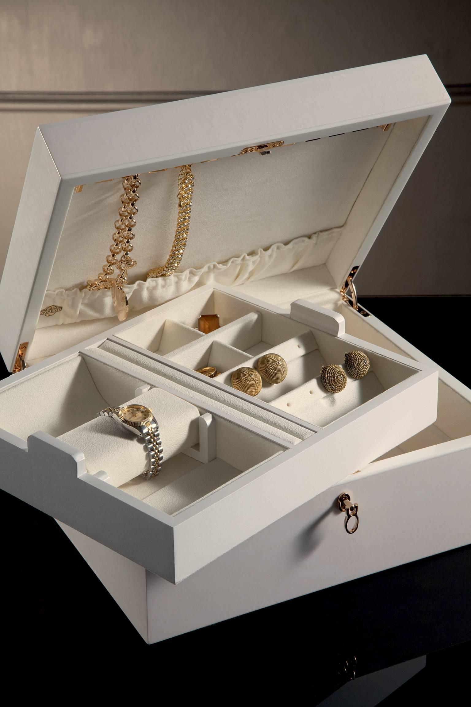Shiny white bird's-eye maple shiny jewel box with 24-karat pink gold hardware. Necklace on the top and removable tray.