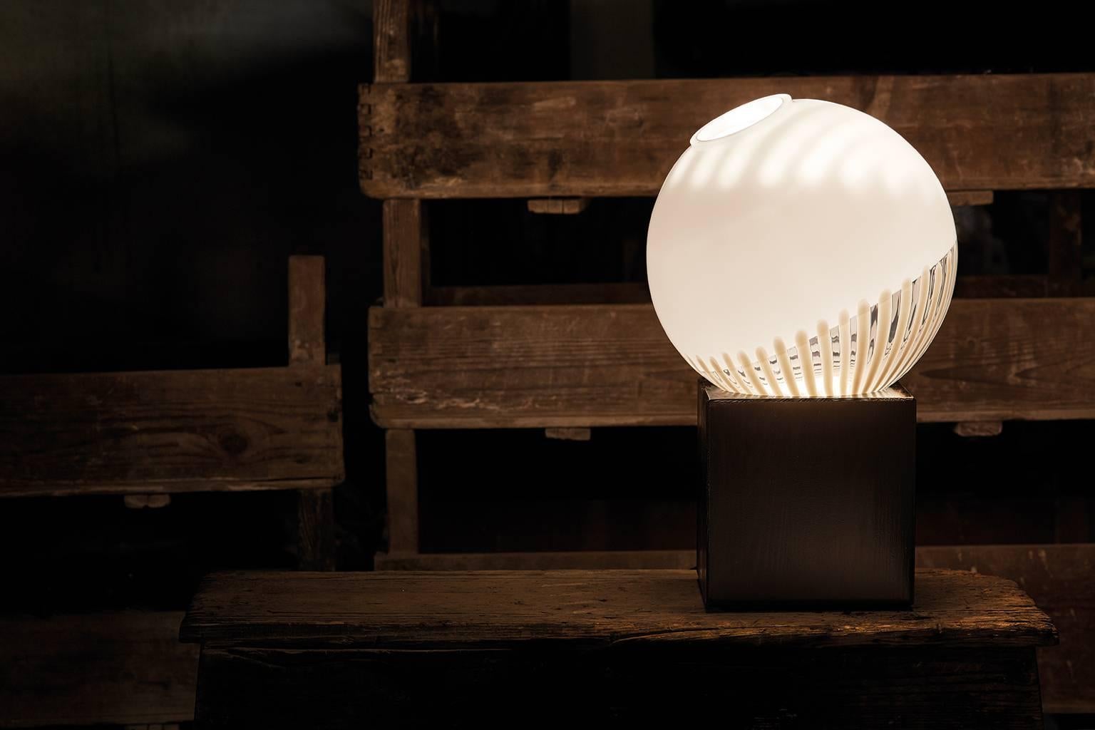 Moderne Lampe de bureau contemporaine Carlo Moretti en verre de Murano satiné avec base en bois en vente