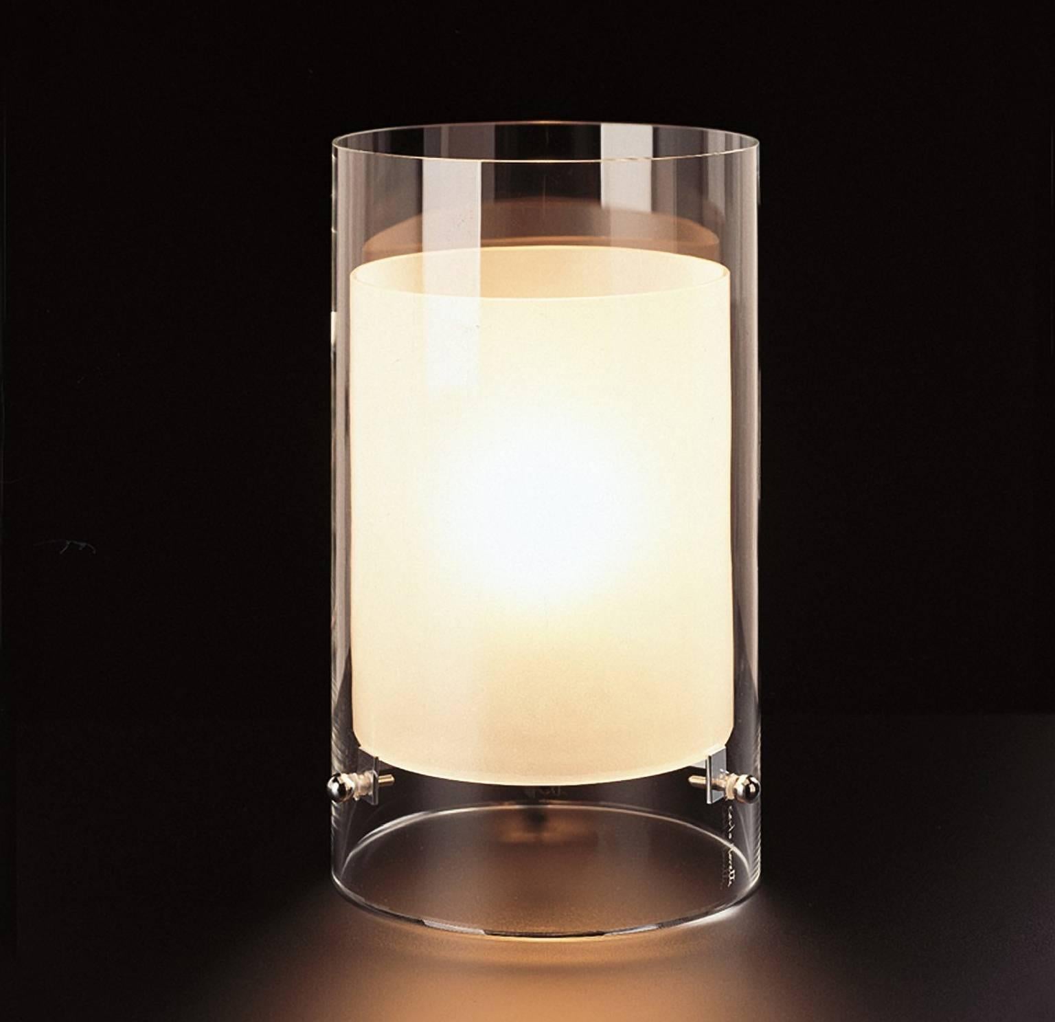 Lampe de table en verre transparent soufflé à la bouche de Murano avec des fixations en laiton chromé et des cylindres en verre transparent et opalin. La lampe a été conçue en 1993 par Carlo Moretti. 

ampoule à incandescence de 60 watts, douille