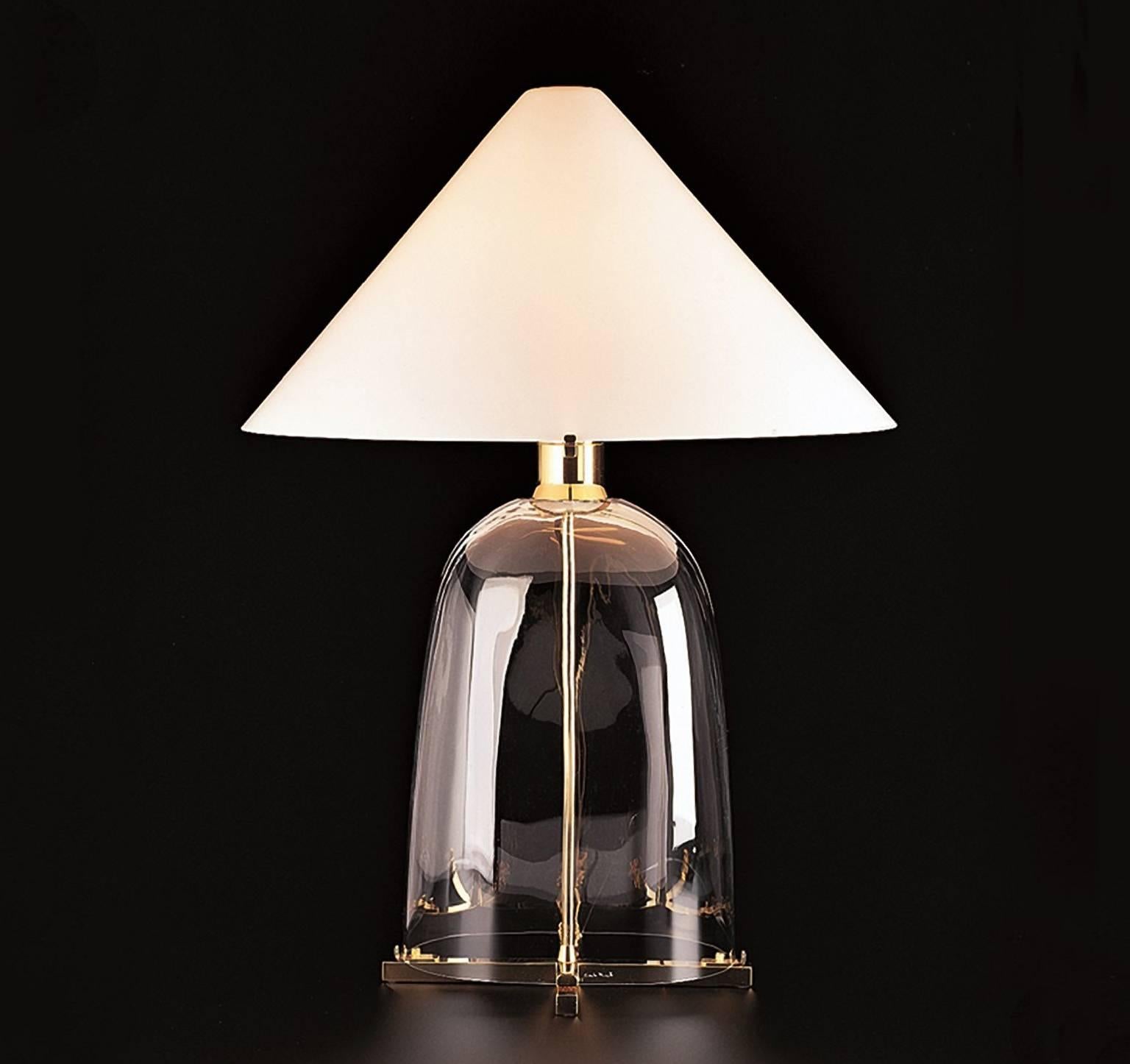 Ovale ist eine Tischleuchte aus klarem, mundgeblasenem Muranoglas und einem Schirm aus weißem, mundgeblasenem Opalglas auf vergoldetem Metall, die von Architectural Digest zu einer der besten neuen Leuchten 2015 gewählt wurde. Die Leuchte wurde 1983