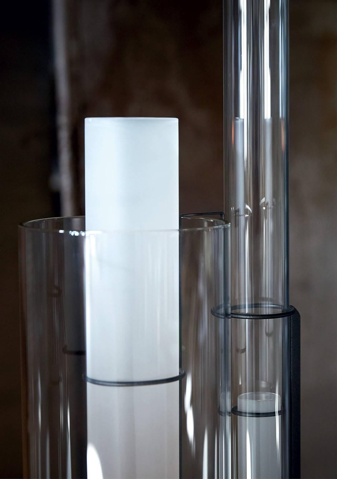 Lampadaire en verre de Murano transparent soufflé à la bouche avec un corps éclairant, structure métallique en fer peint anthracite et laiton naturel. La lampe a été conçue en 1984 par Carlo Moretti et Paolo Martinuzzi. 

2x ampoules de 100 watts
