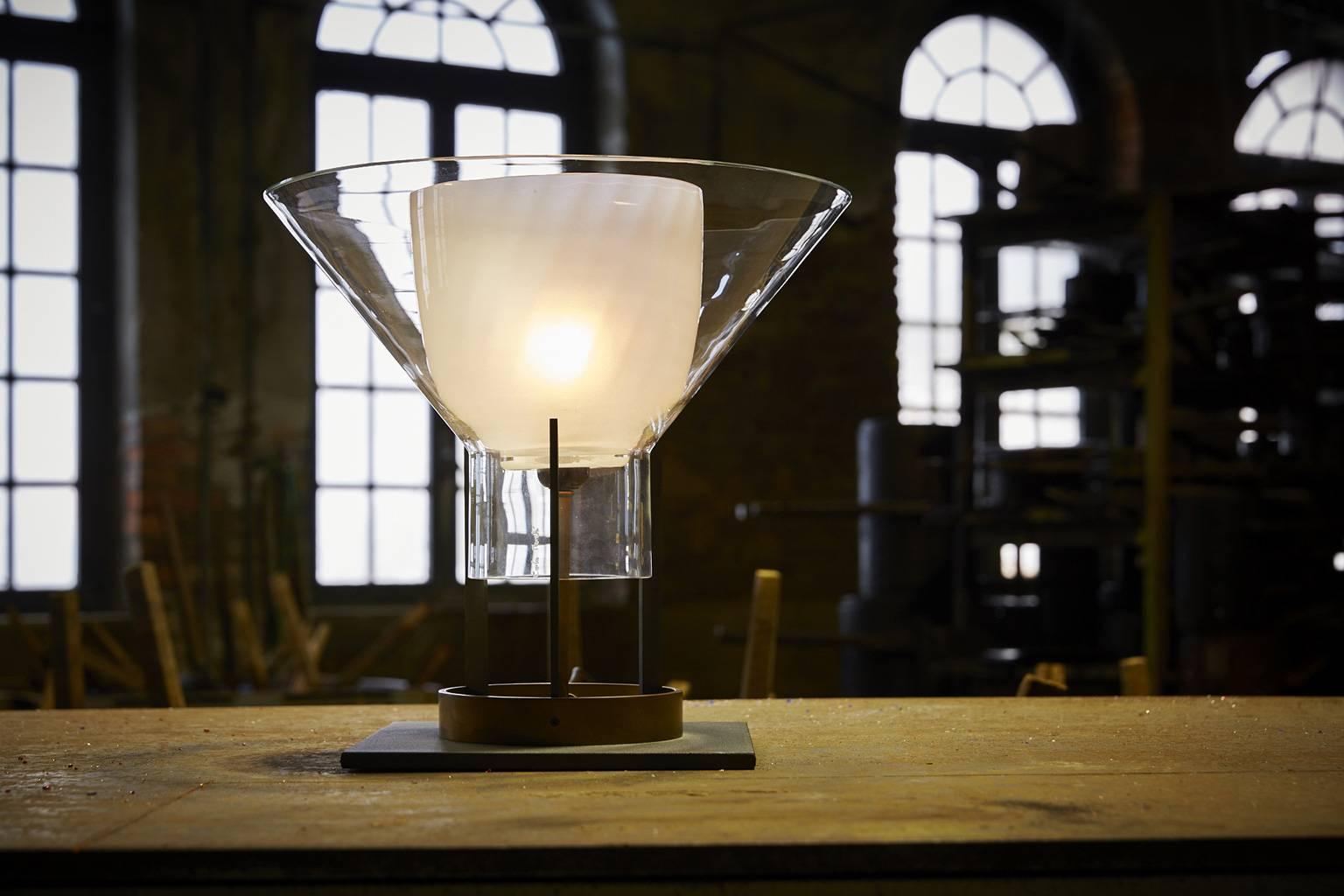 italien Lampe de bureau contemporaine Igra Carlo Moretti en verre de Murano soufflé à la bouche transparent en vente