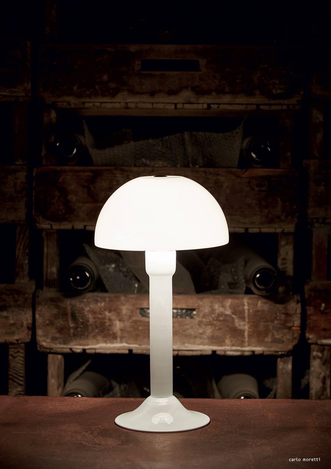 Lámpara de sobremesa de cristal de Murano soplado blanco leche, diseñada en 1992 por Carlo Moretti. 

Bombilla incandescente de 60 vatios, casquillo ecolamp E27 de 42 vatios.


Carlo Moretti: Una fábrica artesanal

Paseando a pie por los