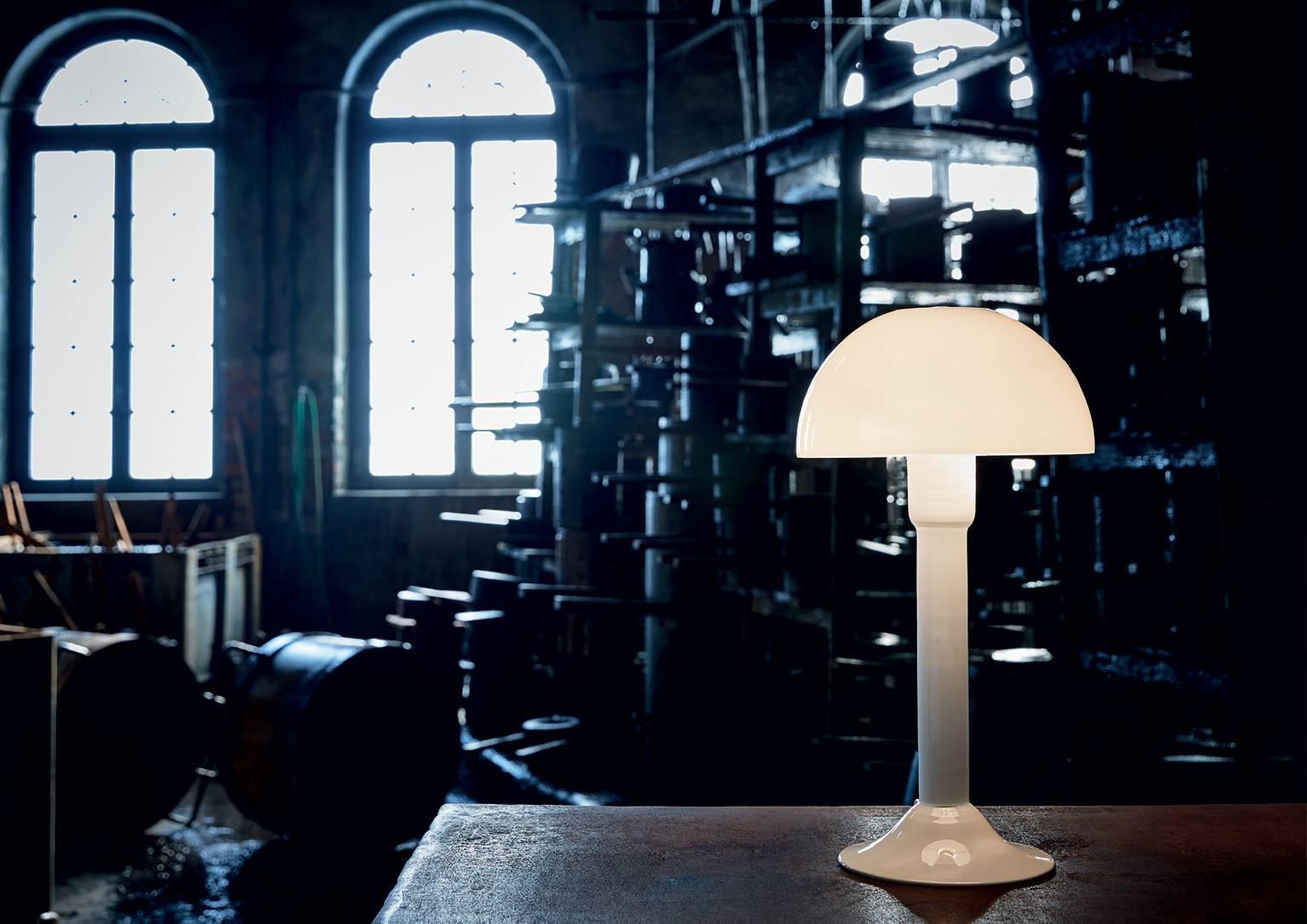 Cupola Carlo Moretti Zeitgenössische mundgeblasene Milchglas-Tischlampe aus Muranoglas (Moderne) im Angebot