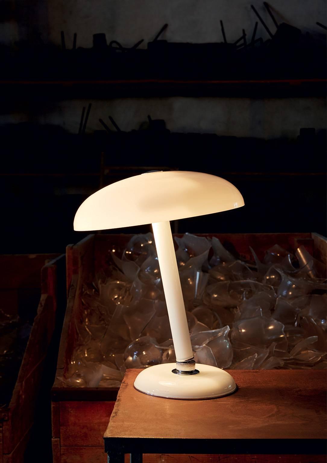 Une lampe de table ajustable en verre de Murano blanc laiteux conçue en 1978 par Carlo Moretti. 

Deux ampoules à incandescence de 60 watts, deux douilles E27 ecolamp de 42 watts.


Carlo Moretti : Une fabrique artisanale

En se promenant à