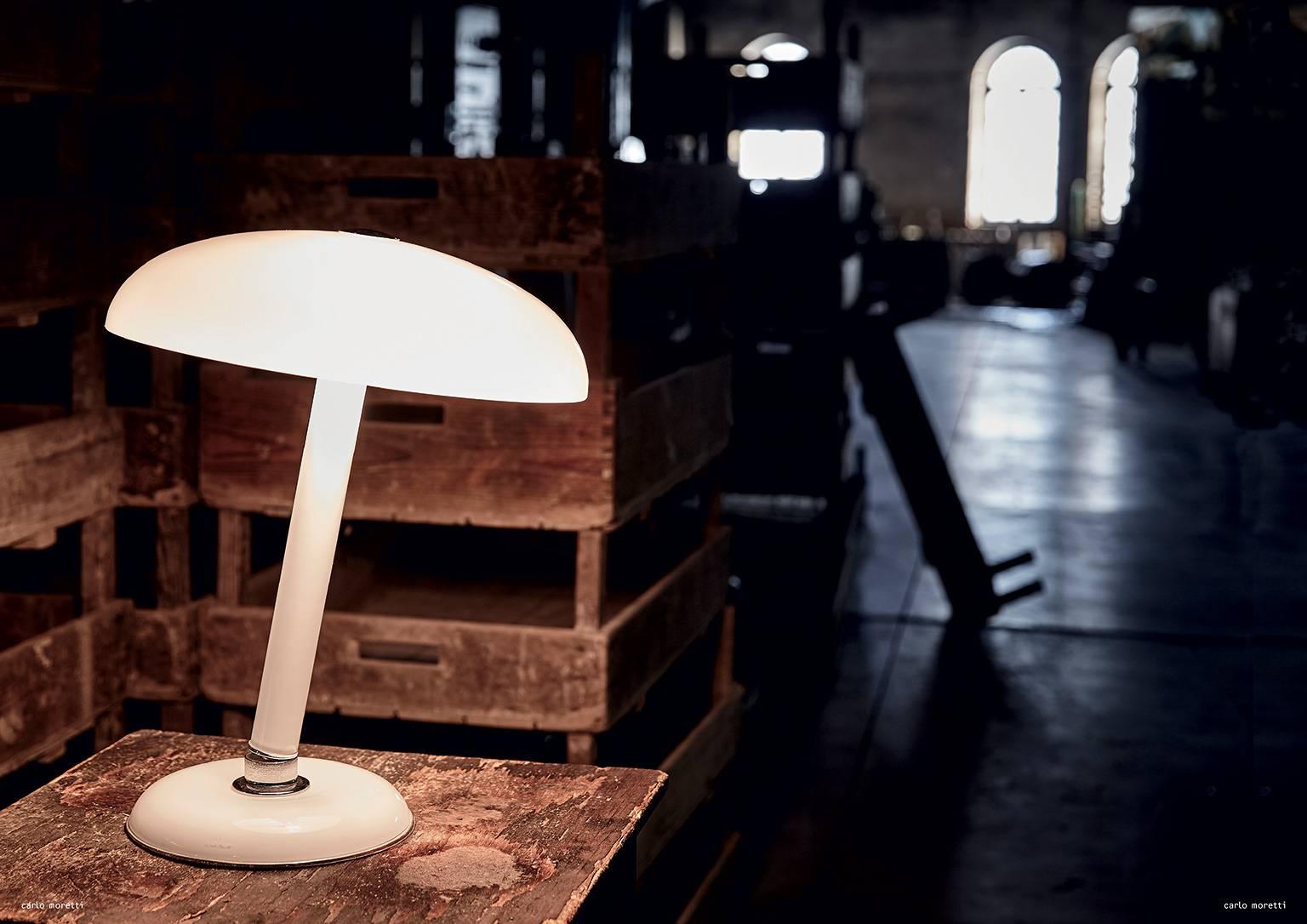 Moderne Lampe de bureau contemporaine en verre de Murano blanc laiteux Snodo Carlo Moretti en vente