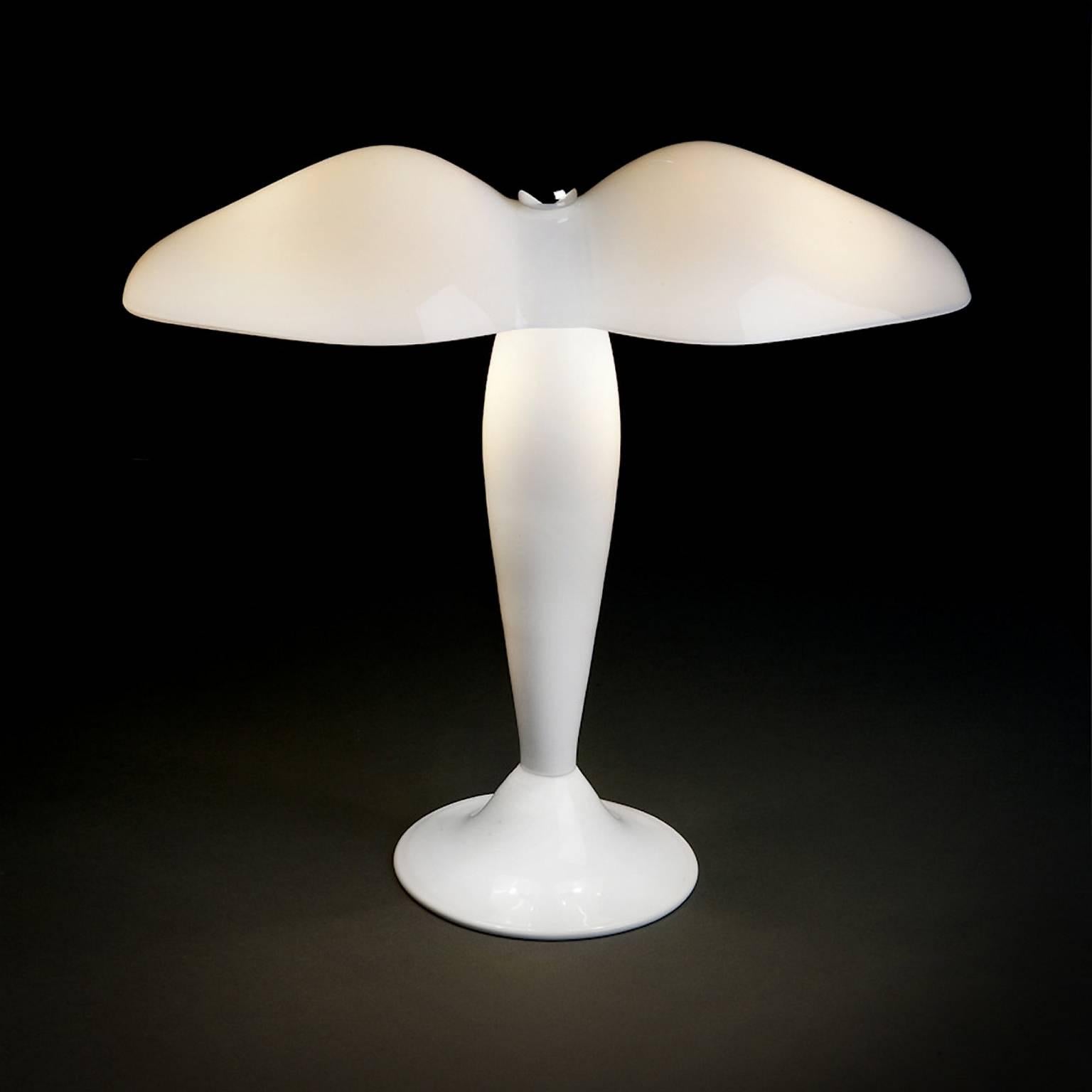 Lampe de table en verre de Murano blanc laiteux soufflé à la bouche et fini à la main, conçue en 1994 par Carlo Moretti. 

2 ampoules à incandescence de 40 watts, 2 douilles écolampes de 28 watts E14.


Carlo Moretti : Une usine