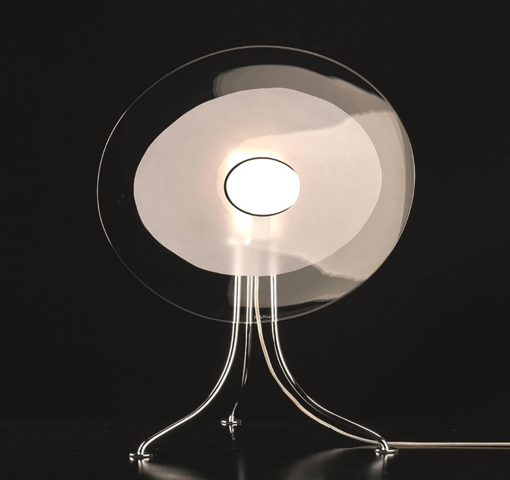 Lampe de table avec base à trois tiges en chrome poli et abat-jour vertical plat fait à la main en cristal de Murano transparent et poli selon la technique de la 