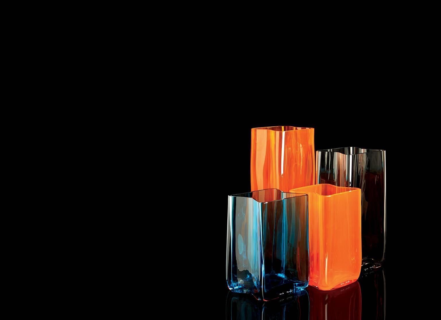 Vase contemporain Carlo Moretti Bosco en verre de Murano soufflé à la bouche, de couleur orange.

Le Bosco peut être combiné avec d'autres vases Bosco, de tailles et de couleurs différentes, de manière