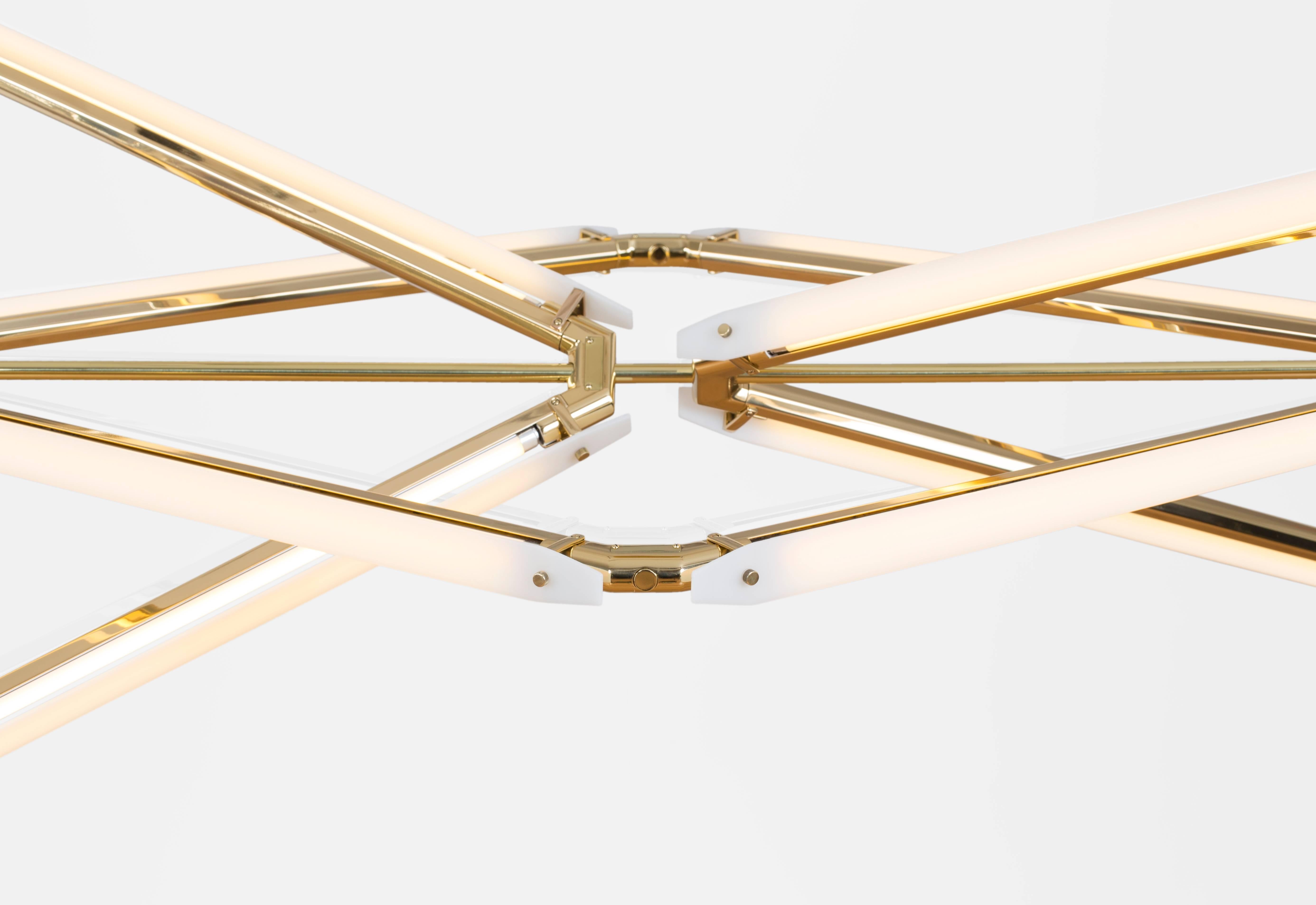 Zelda juxtapose la matérialité puissante des tubes LED enrobés de laiton avec des formes planes gracieusement suspendues. Ce luminaire se décline en de multiples formes, tailles et configurations, et s'adapte parfaitement à un large éventail