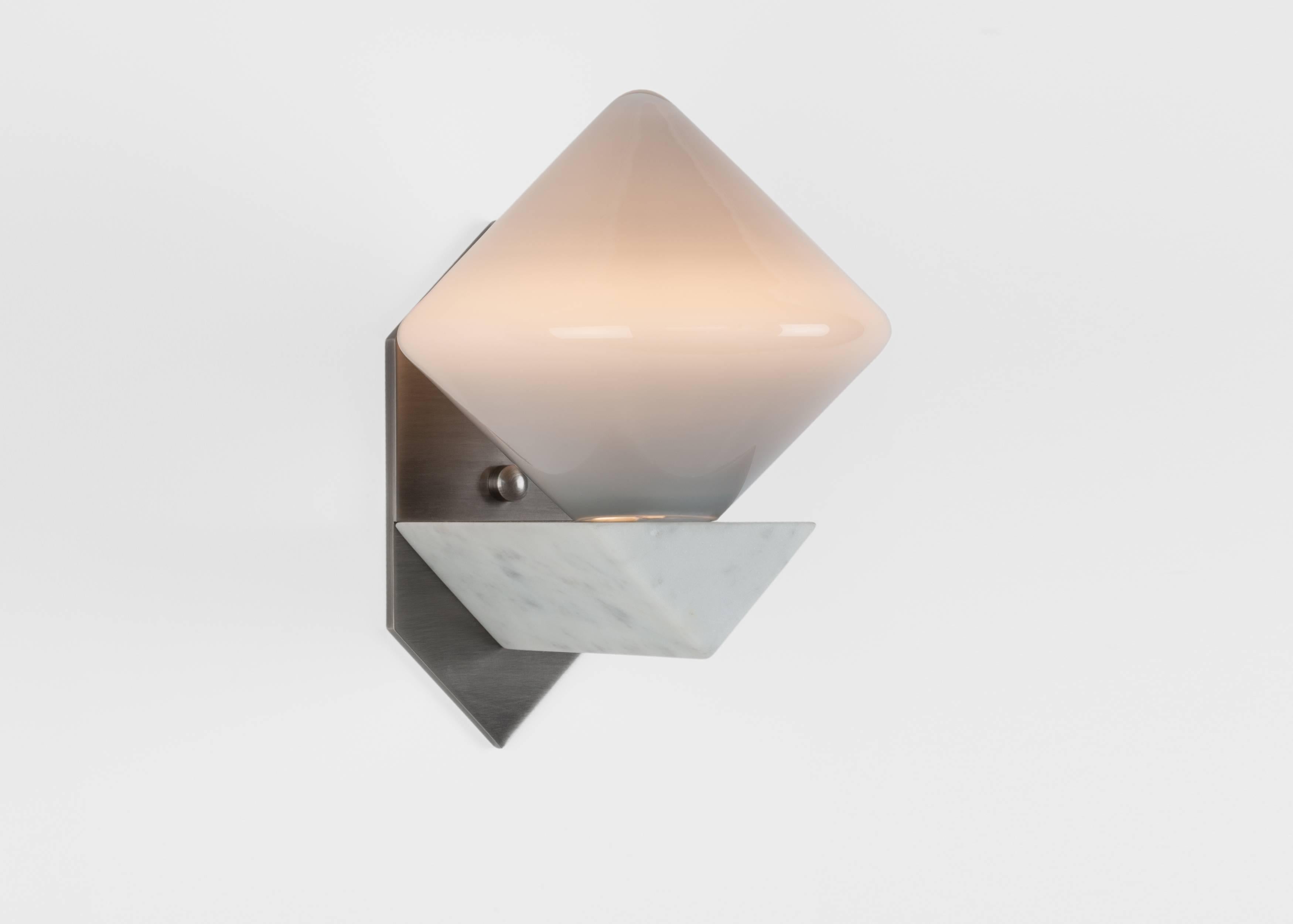 Bec Brittain FKA THEMIS Lámpara de seis luces, soporte de mármol y cristal soplado a mano Estadounidense en venta