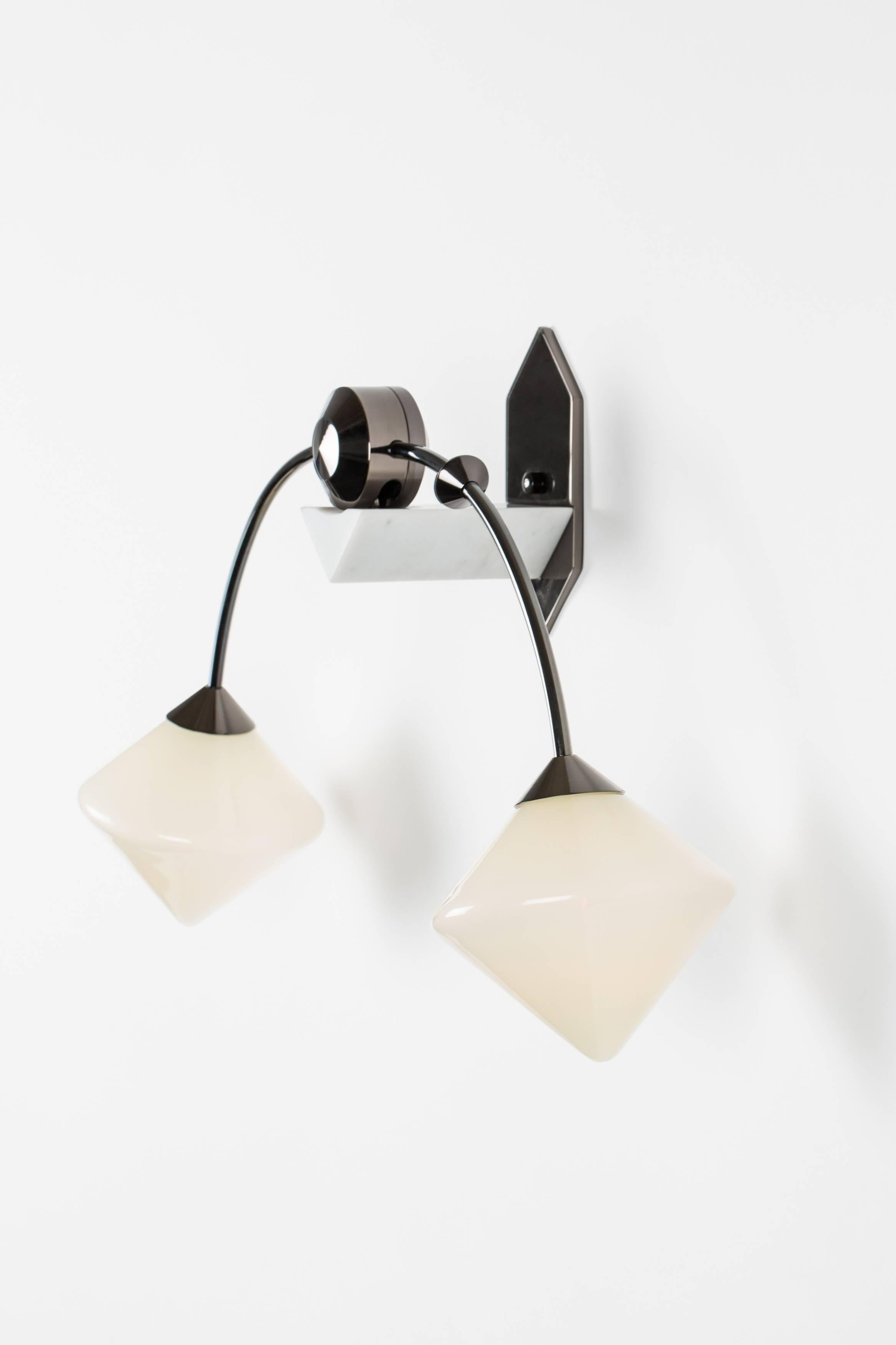 Bec Brittain FKA THEMIS 27 Lámpara de equilibrio, soporte de mármol y cristal soplado a mano Siglo XXI y contemporáneo en venta