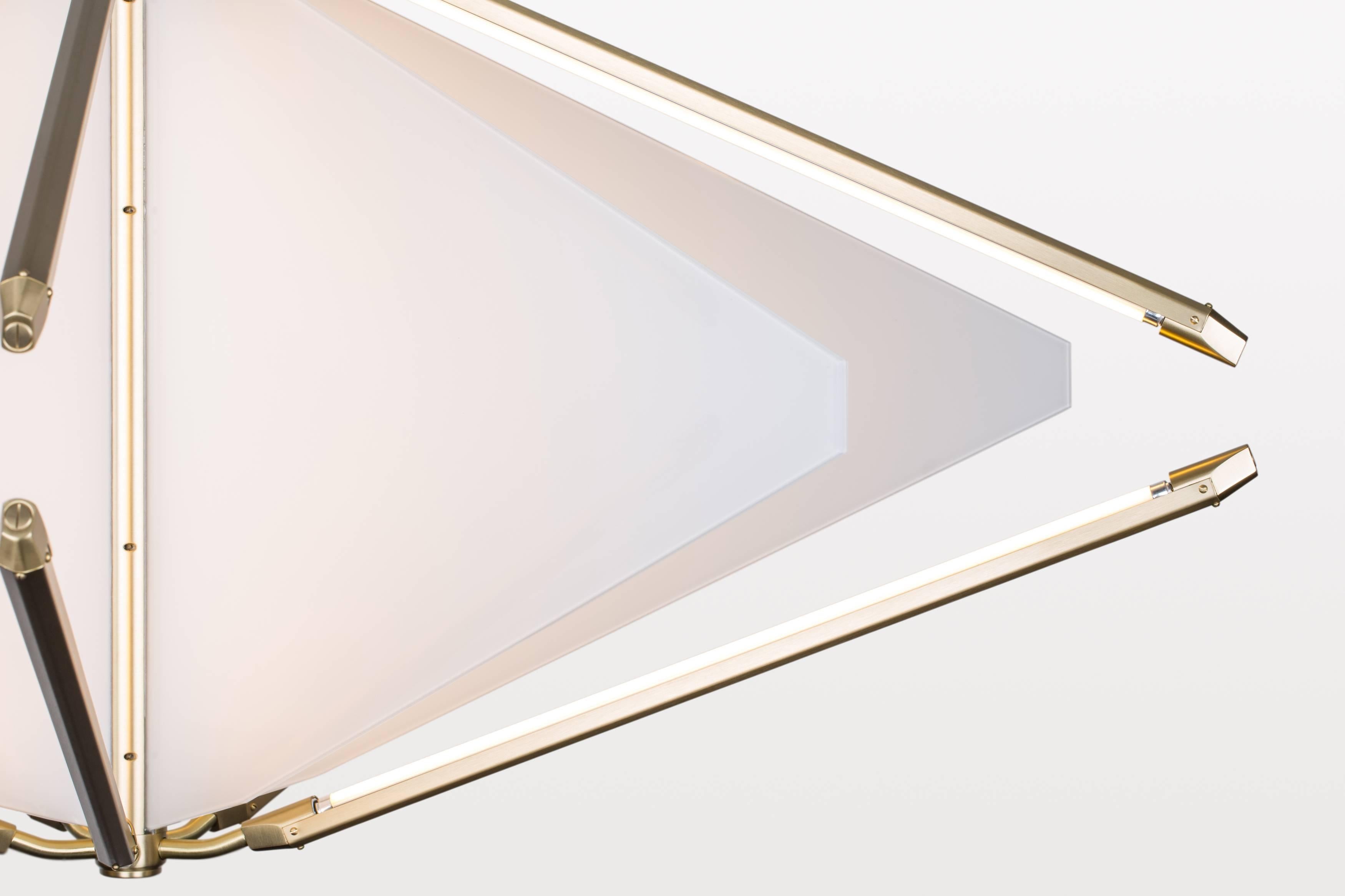 Echo utilise des ailettes de verre rayonnant à partir d'un axe central pour refléter des faisceaux de lumière. Les tubes LED sont tournés vers l'intérieur pour rebondir sur le verre ; la lumière est à la fois adoucie et multipliée.

Également