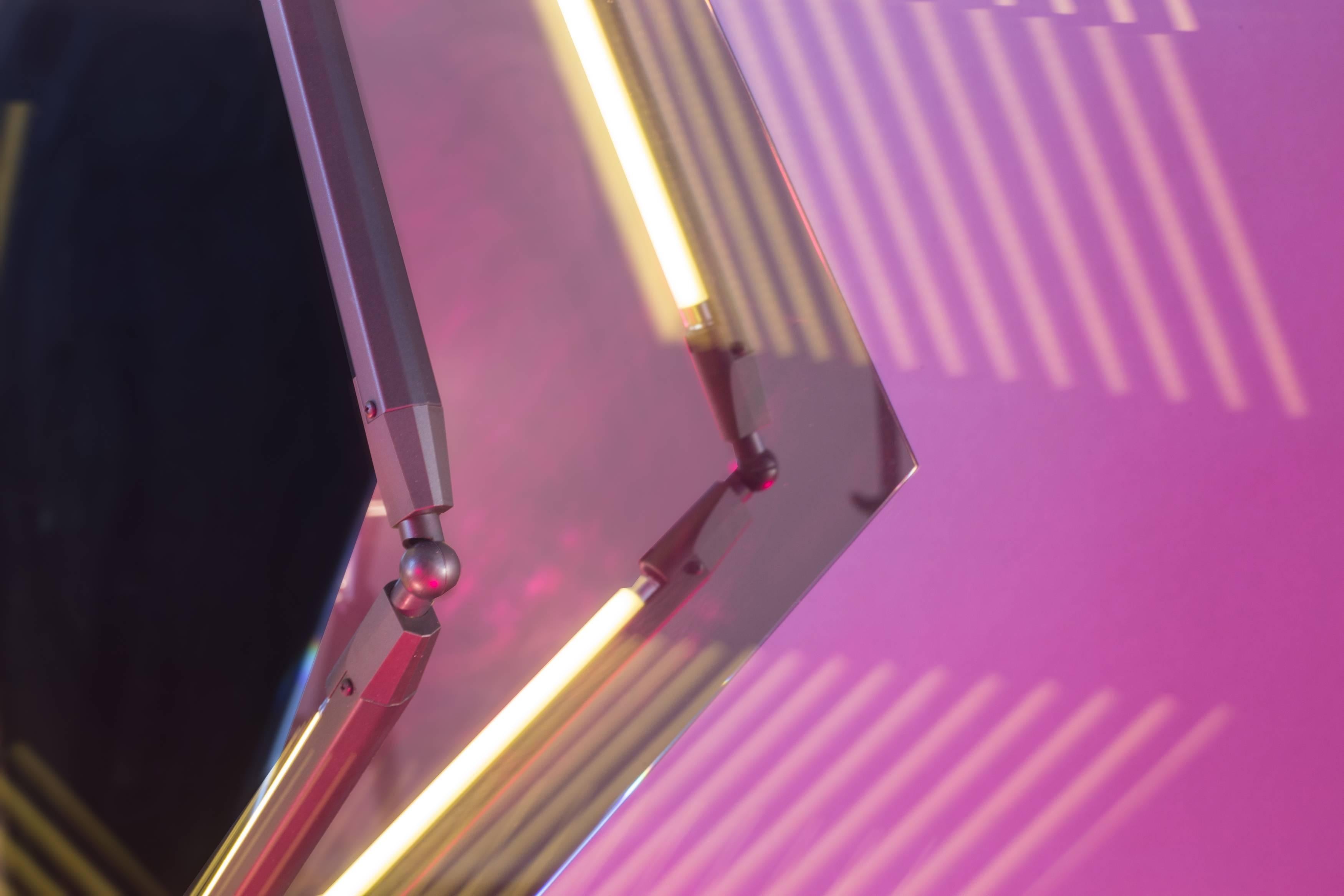 Bec Brittain Echo 4: Spiegel- und Messing- LED-Kronleuchter (21. Jahrhundert und zeitgenössisch) im Angebot