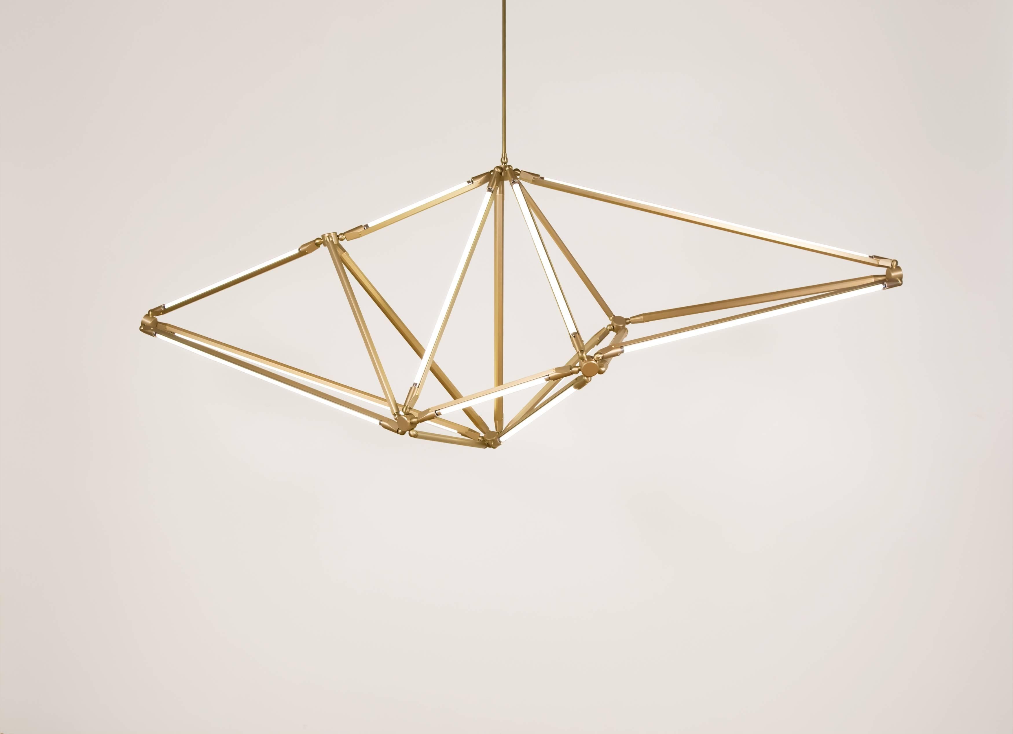 Le luminaire Shy utilise la beauté dépouillée des tubes LED fins pour définir les bords de sa forme ; de cette façon, la fonction de la pièce est créée par sa forme, et vice-versa. Il s'inspire également des structures cristallines, tant par les