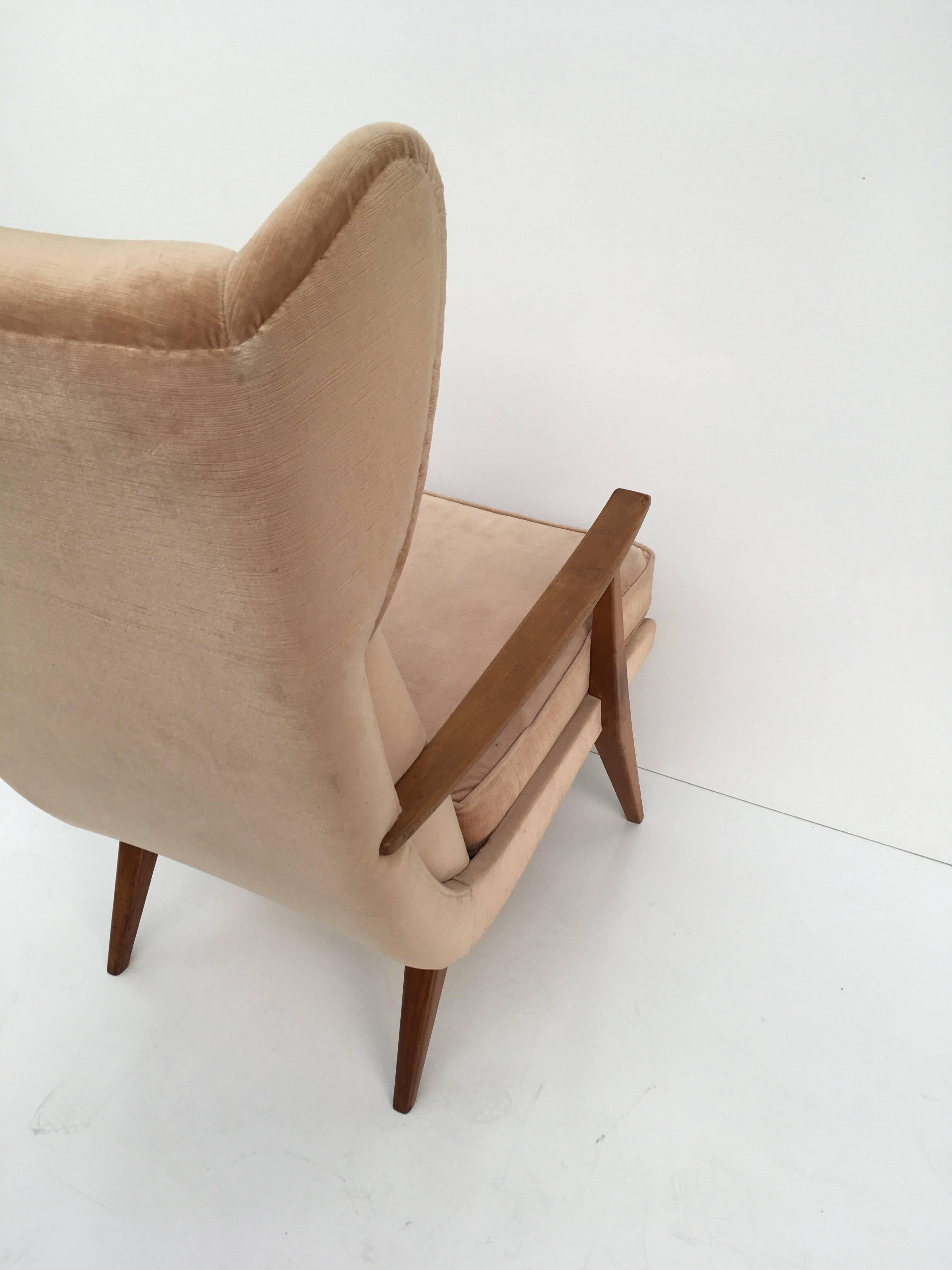 On offer is a very rare example by local Australian maker Danish Deluxe, 1950s. This is an exceptionally comfortable and equally stylish example of local manufacturing from the 1950s. Undeniable quality, presents in very good original order.