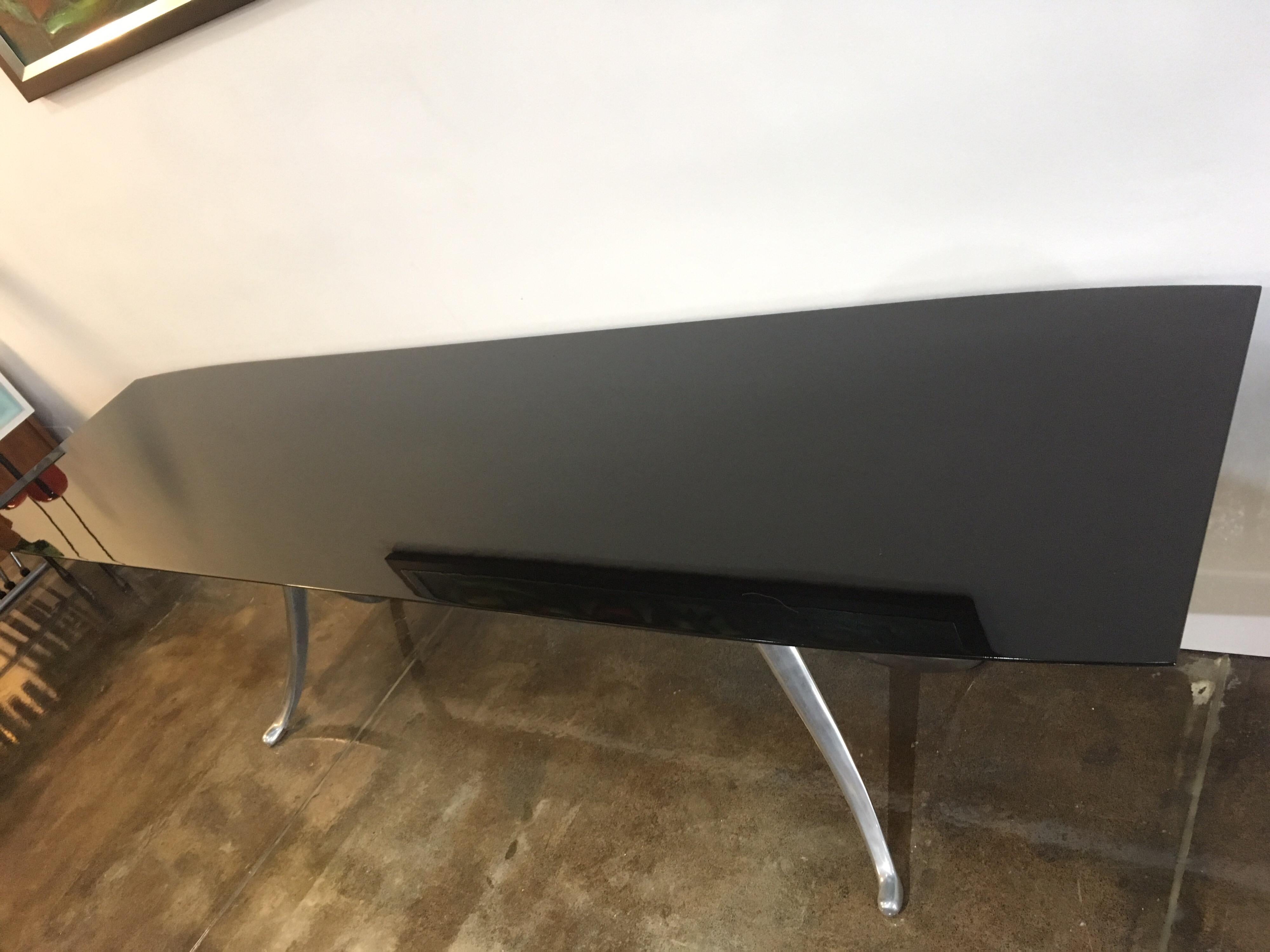 Rare table Quasar Khanh Nervure, 1990. Design minimaliste et élégant, avec une base sculpturale en aluminium moulé. Signature sur la base en métal. Plateau nouvellement restauré en excellent état.