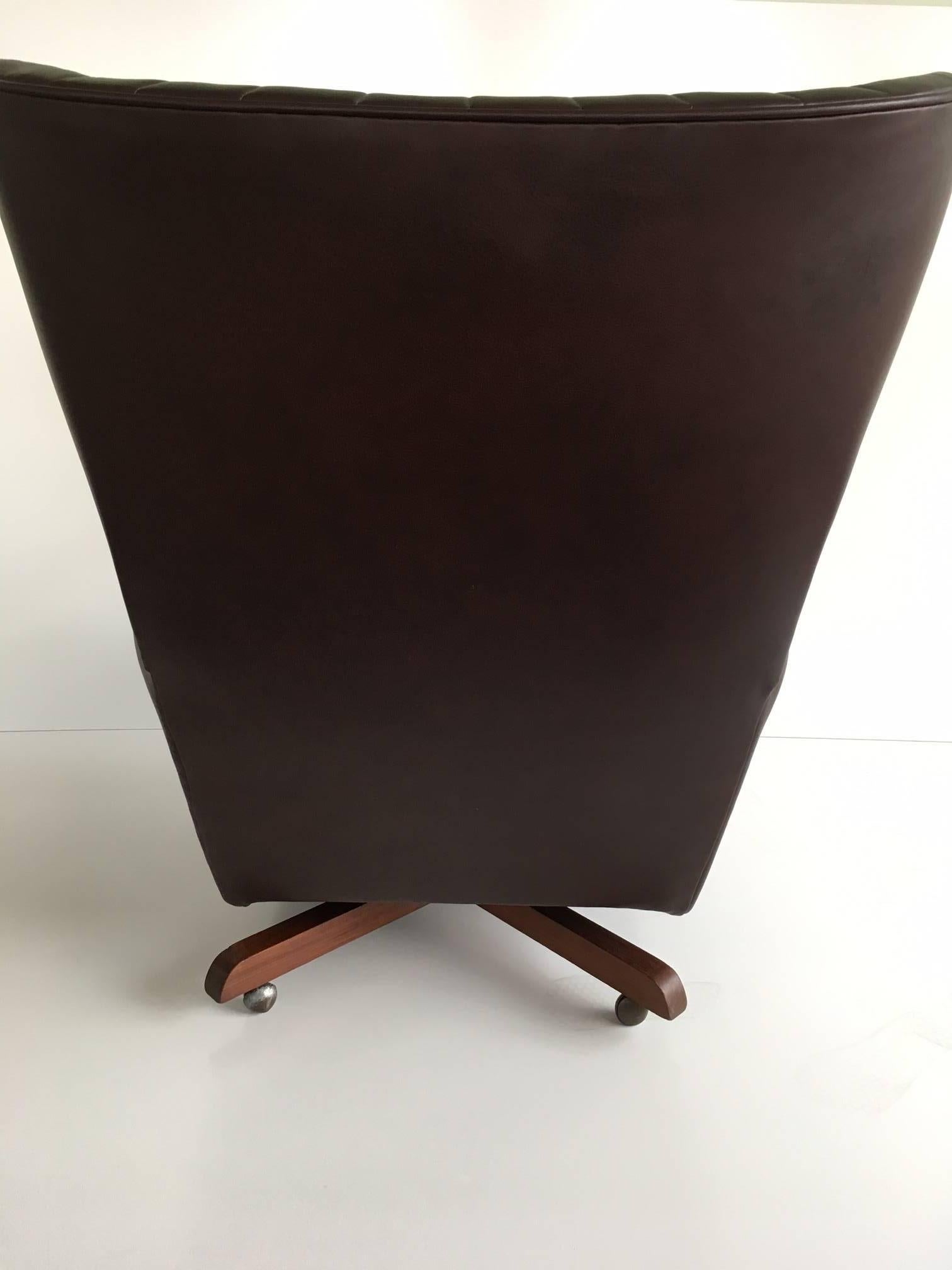 Mid-Century Modern G Plan 6250 Leather Swivel Wing Chair For Sale
