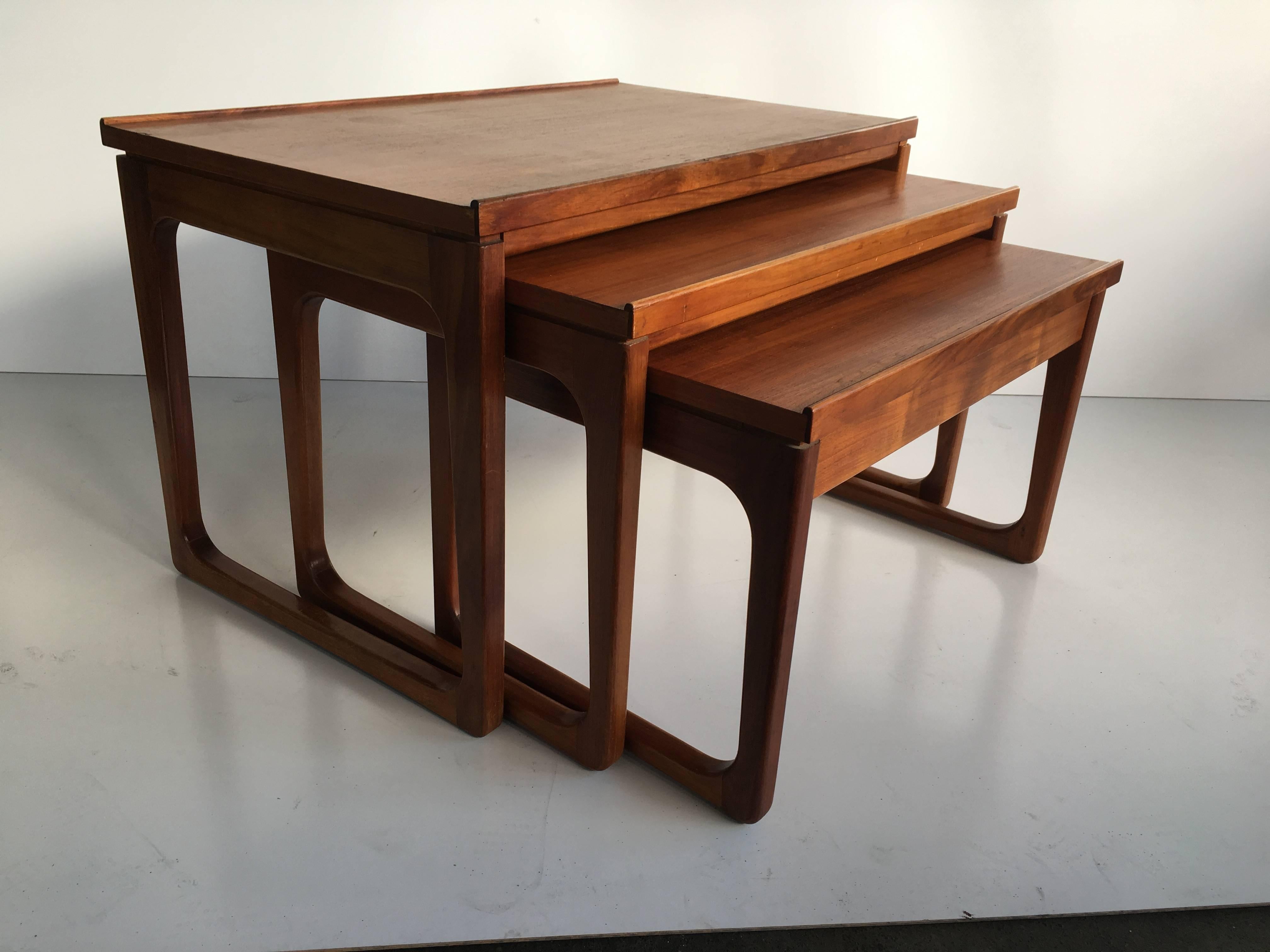 Set of excellent quality nesting tables designed by renowned Australian designer Gerald Easden for maker Module, 1960s.

In very good condition. Elegant sleigh leg design, a beautifully stylish edition to any space and perfect for smaller