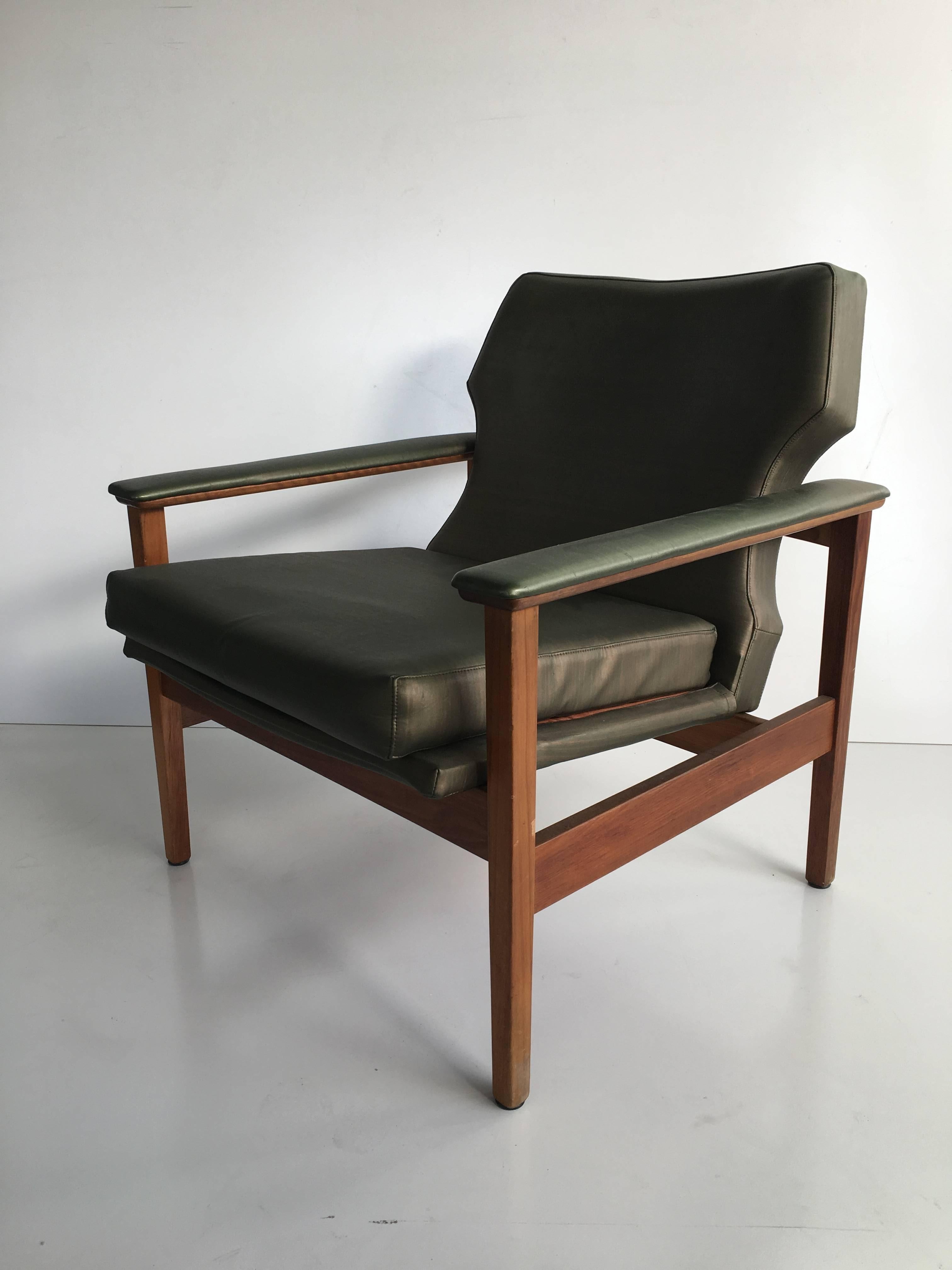 Mid-Century Modern TH Brown 1960s Mid-Century Three-Piece Lounge Suite For Sale