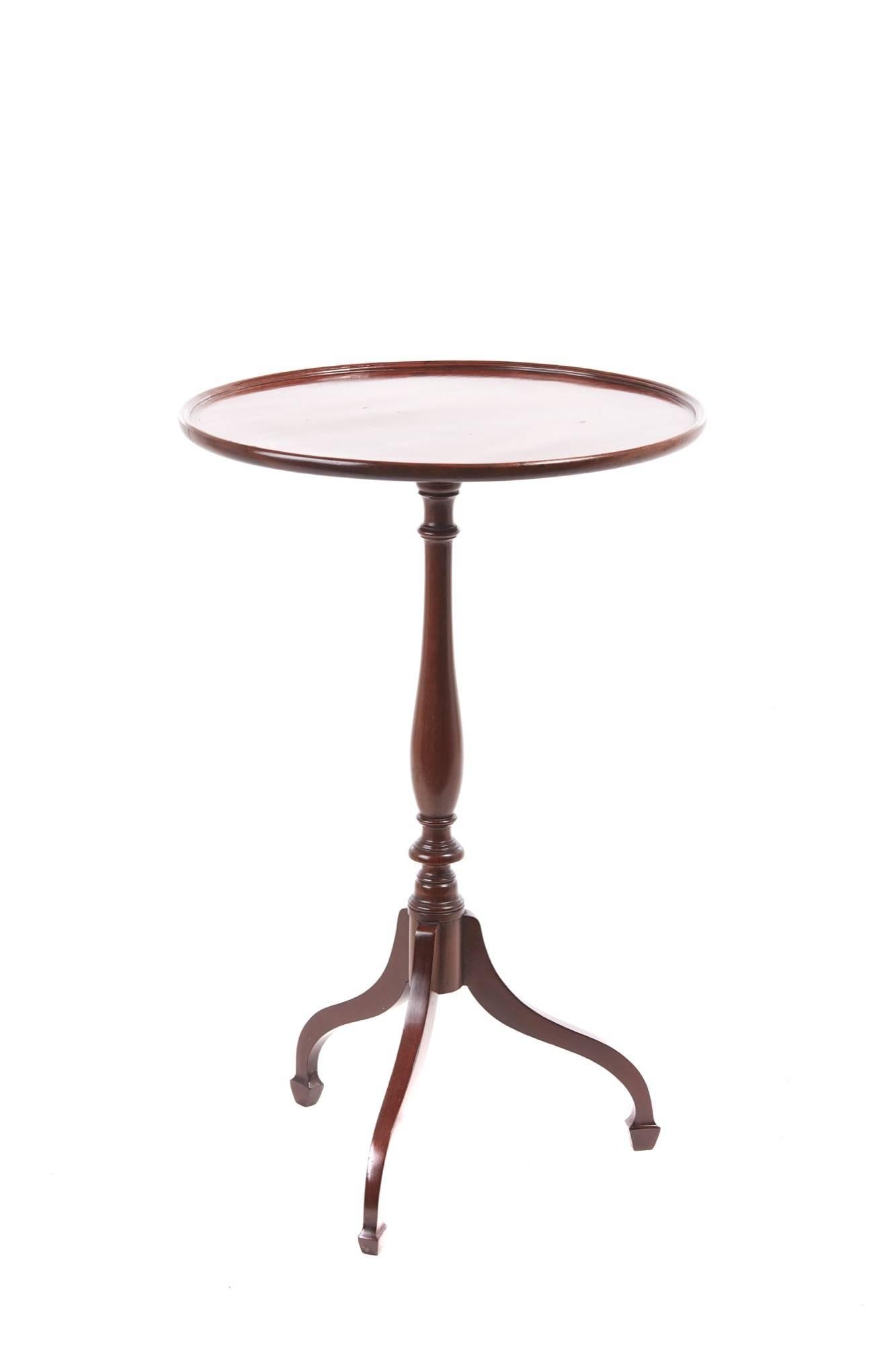 Fine George III mahogany circular dish top tripod wine/lamp table, lovely mahogany dish tilt top table supported on turned boulbous column standing on three unusual shaped legs with spade feet
Lovely color and condition
Measures: 18
