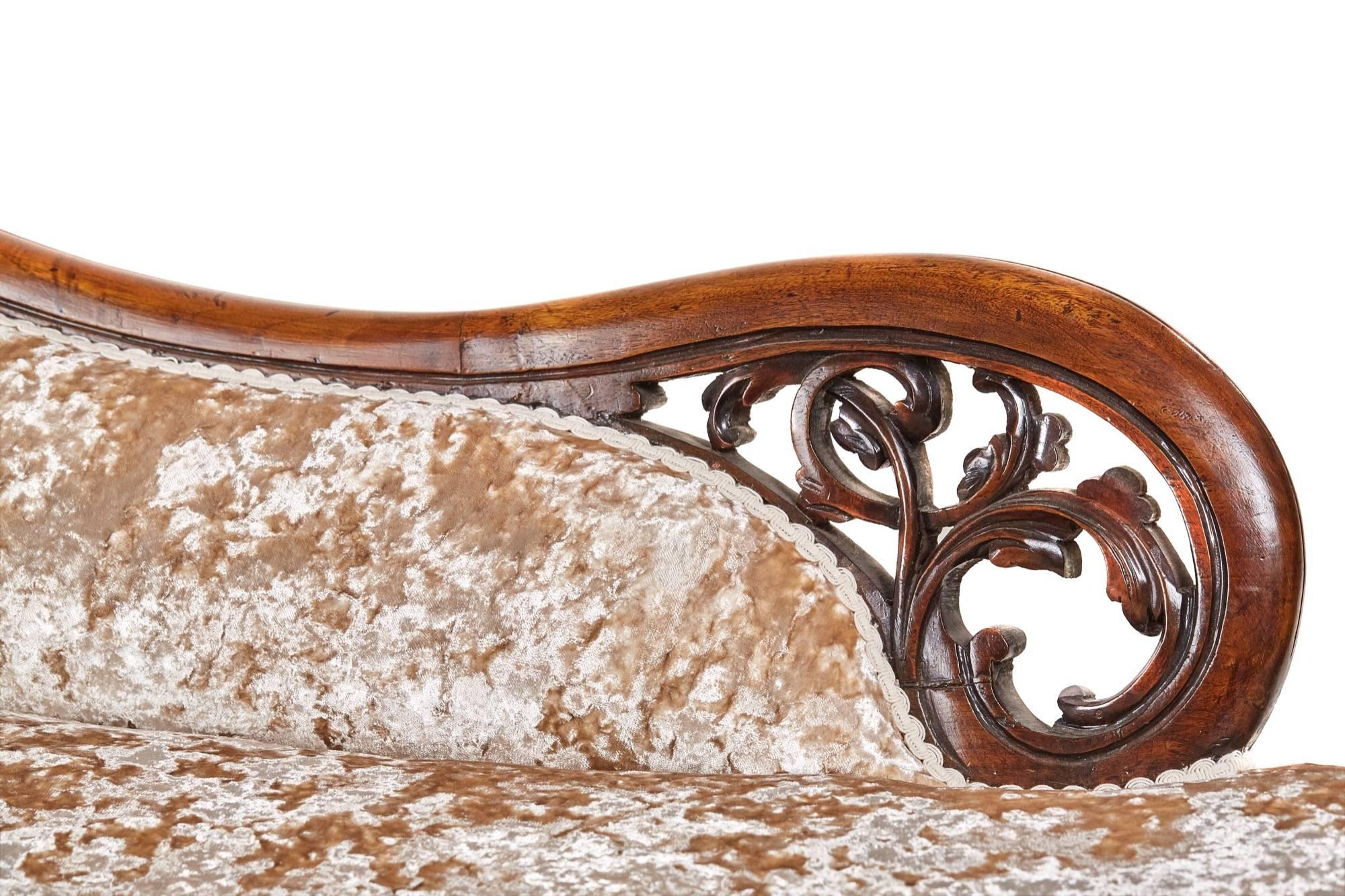 European Victorian Carved Walnut Chaise Longue
