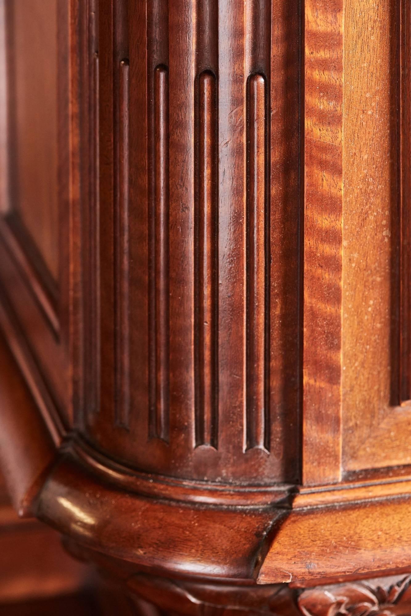 Outstanding Carved Walnut Court Cupboard im Zustand „Hervorragend“ in Stutton, GB