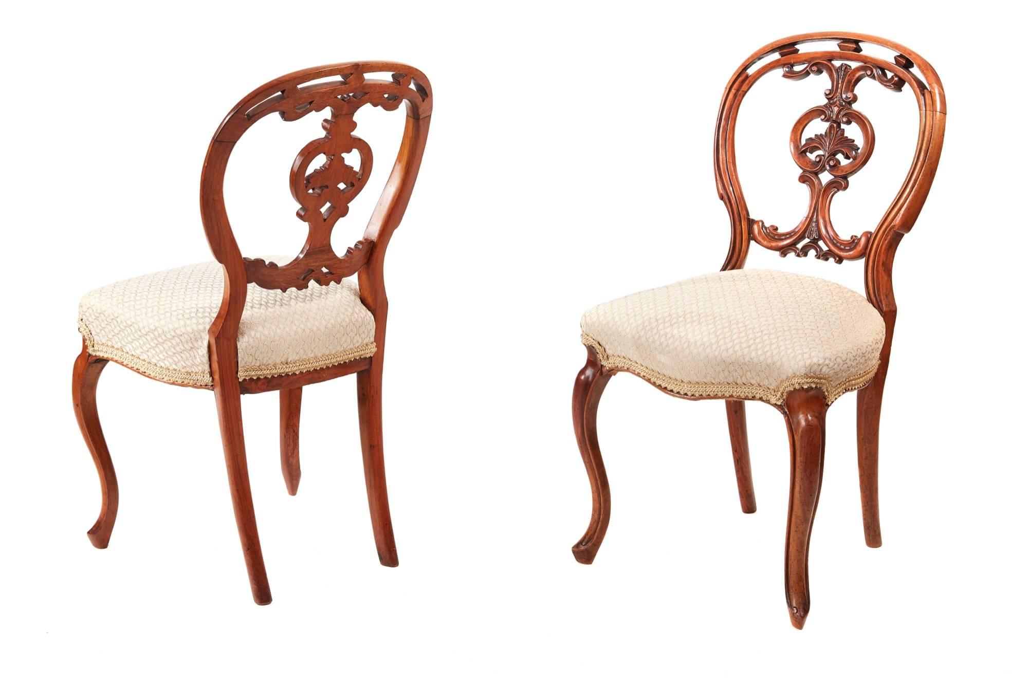 Quality set of six Victorian carved walnut dining chairs, with rounded shaped backs having delicately cartouche and carved crested centre, newly re-upholstered seats, with a serpentine front rail supported on elegant cabriole legs to the front