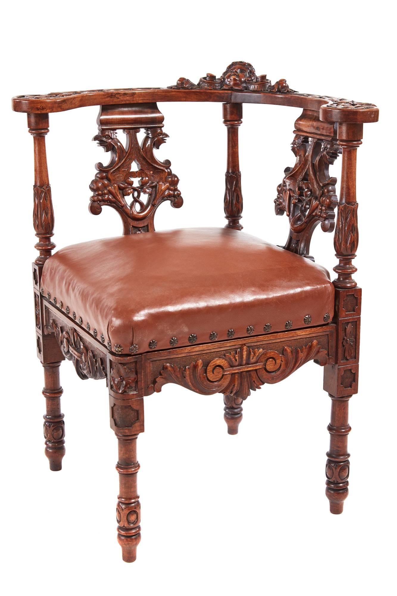 Fine carved walnut corner chair, profusely carved in solid walnut with a cherub to the centre, lovely carved shaped splats, carved turned supports, standing on carved fluted legs
Lovely color and condition.