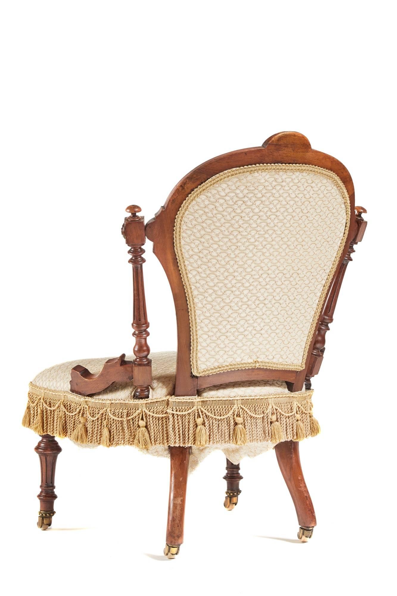 Fine quality Victorian solid walnut carved ladies chair, with a solid walnut framed back carved top rail reeded turned supports, standing on solid walnut turned and reeded legs to the front outswept back legs, with original porcelain castors
Newly