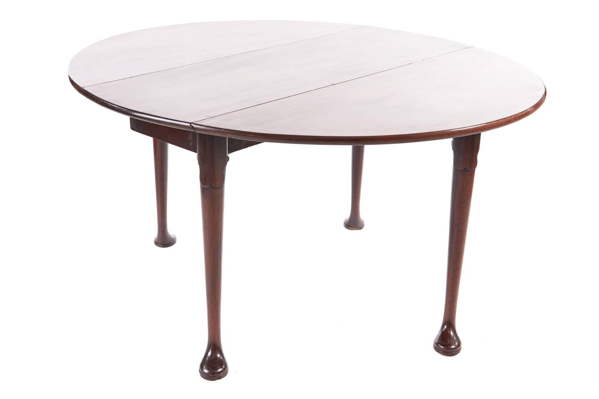 18th century Irish mahogany drop-leaf padfoot dining table, having a solid mahogany oval top with two drop leaves, supported by carved legs with a padfoot, very unusual
Lovely color and condition.