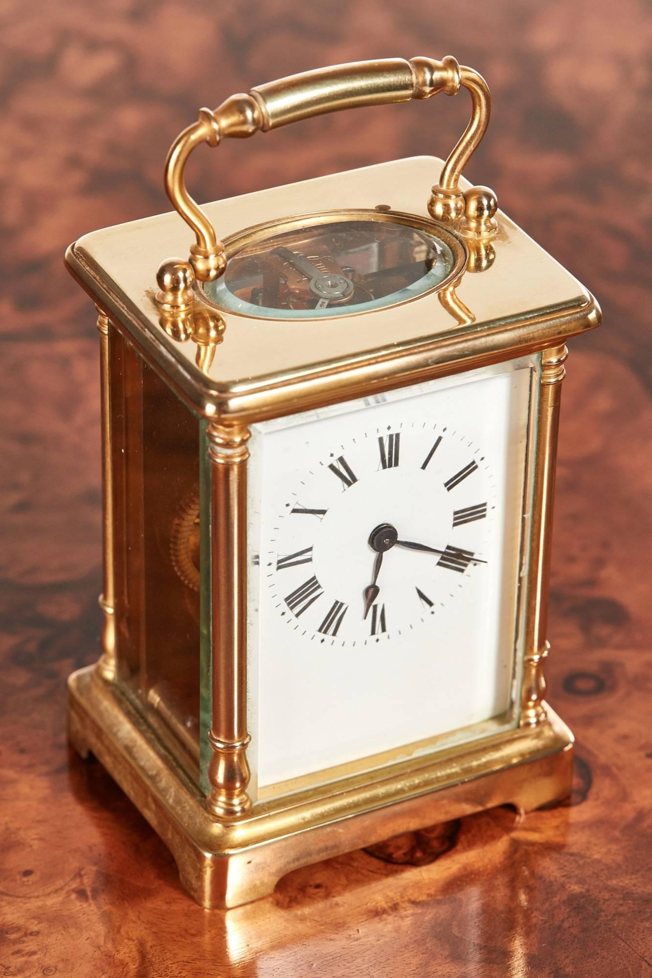 Antique bras French carriage clock, with a shaped handle, porcelain dial and bevelled edge glass to each side, 8 day French movement in working order, original key
Measures: 6