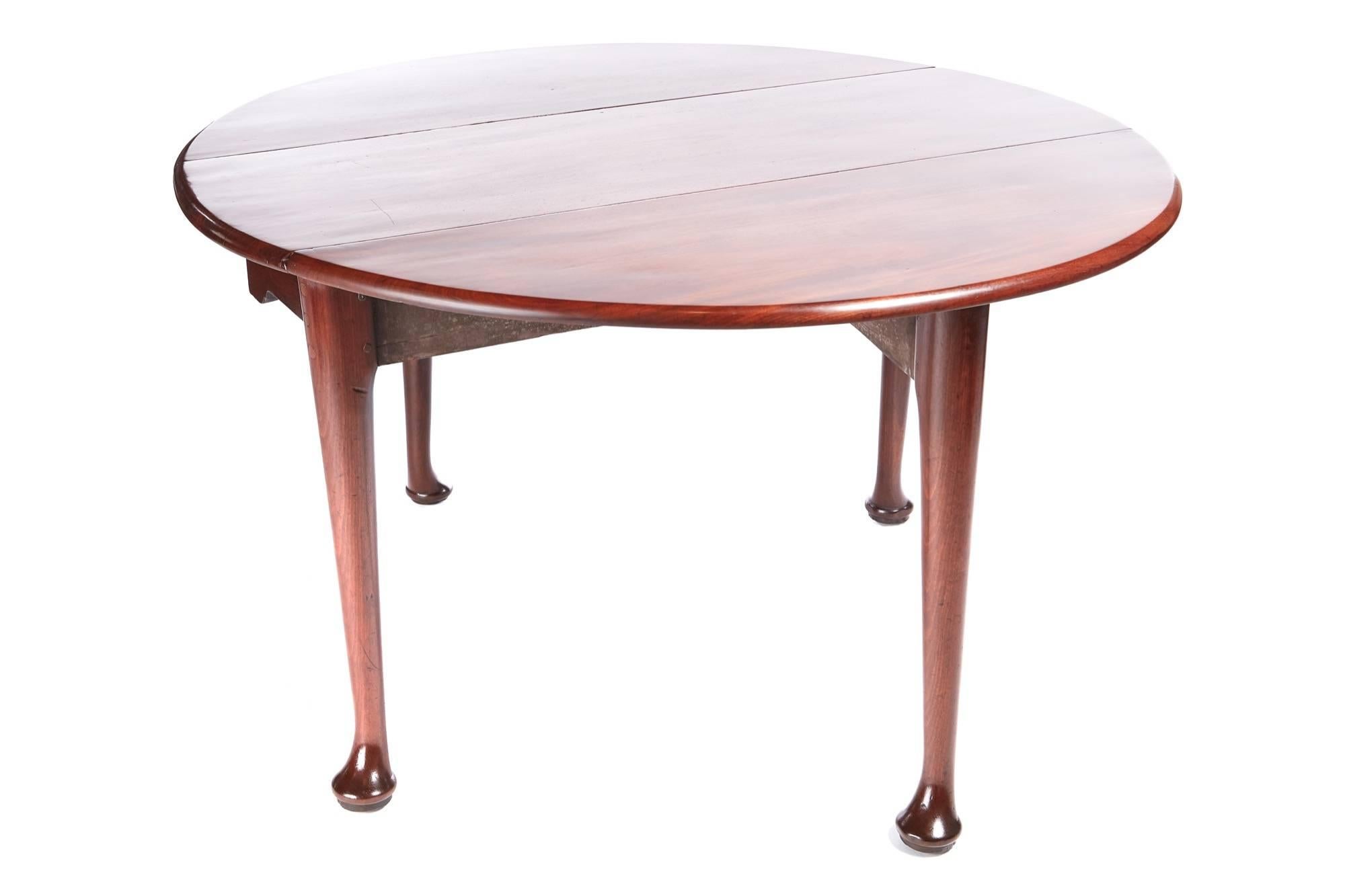 Georgian mahogany drop-leaf dining table, having a quality solid mahogany oval top with two drop leaves, supported by turned legs with pad feet
Lovely color and condition
Measure: 47