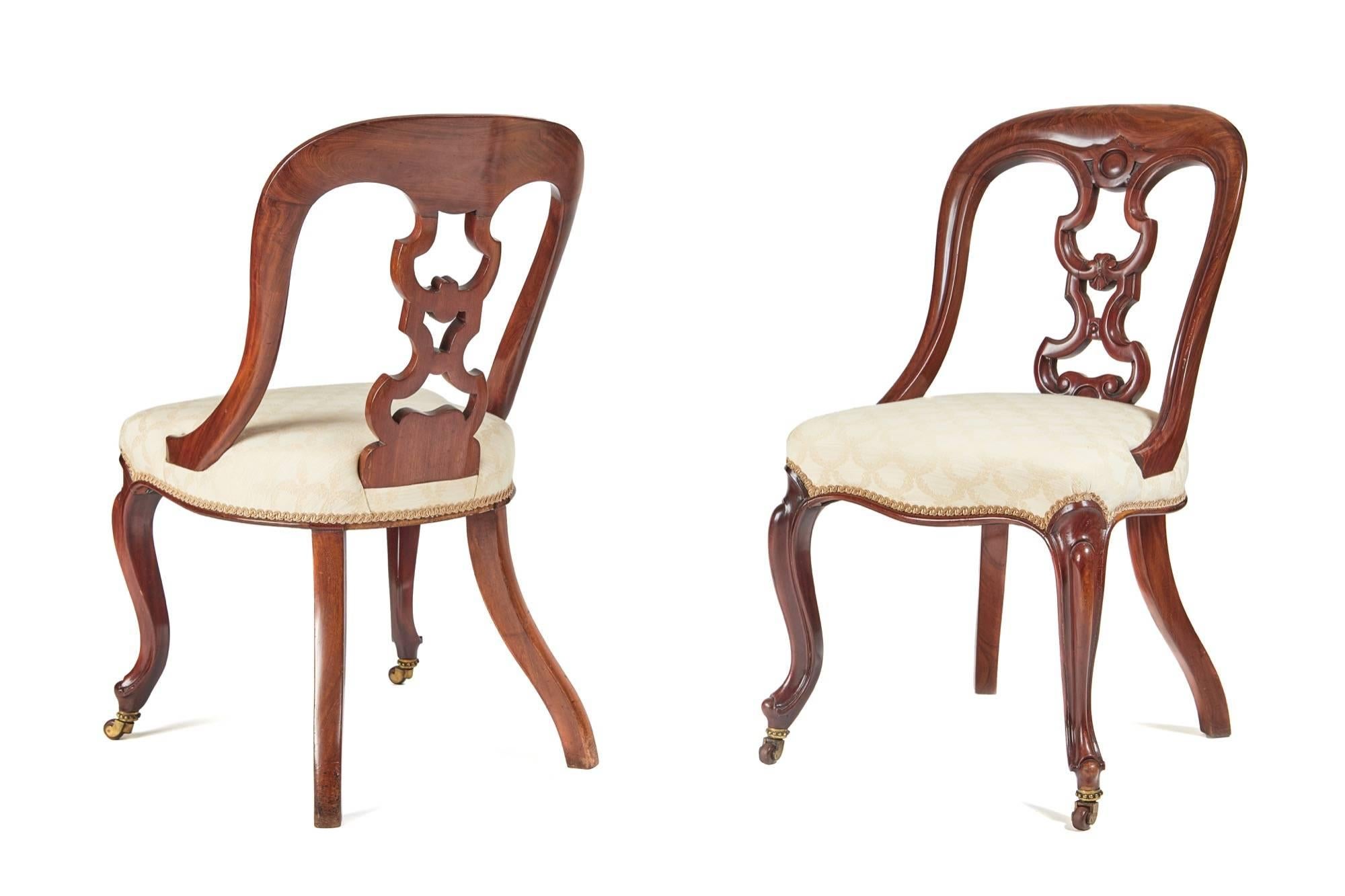 Set of four quality mahogany dining chairs, lovely shaped chair with a rounded back, attractive carved splat, standing on lovely shaped cabriole legs to the front outswept back legs, original castors
Newly re-upholstered
Lovely color and