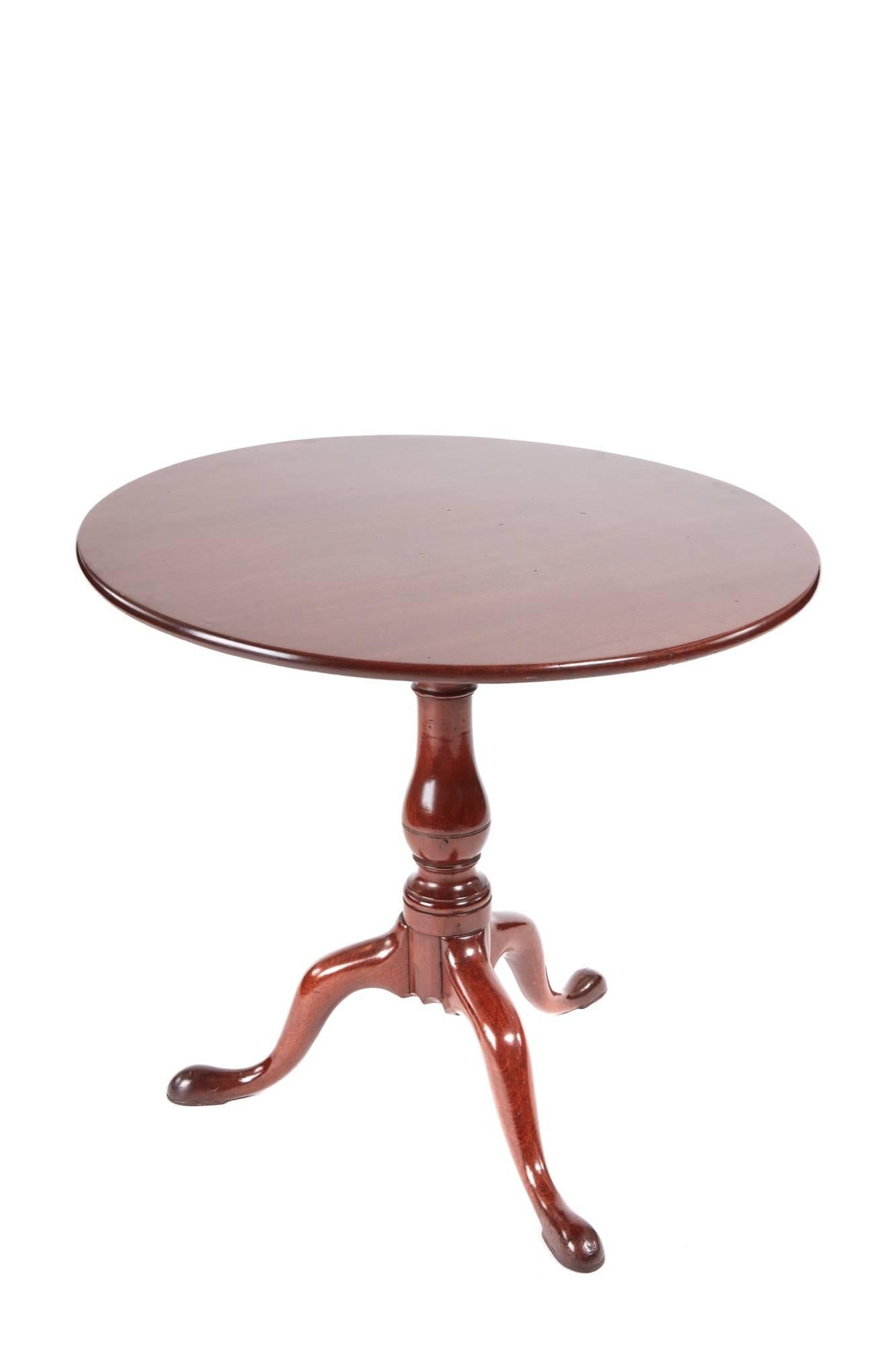 George III mahogany tripod table, with a solid mahogany round top, supported by a bird cage with four turned columns, lovely shaped turned pedestal raised on three shaped cabriole legs with pad feet
Lovely color and condition
Measures: 30