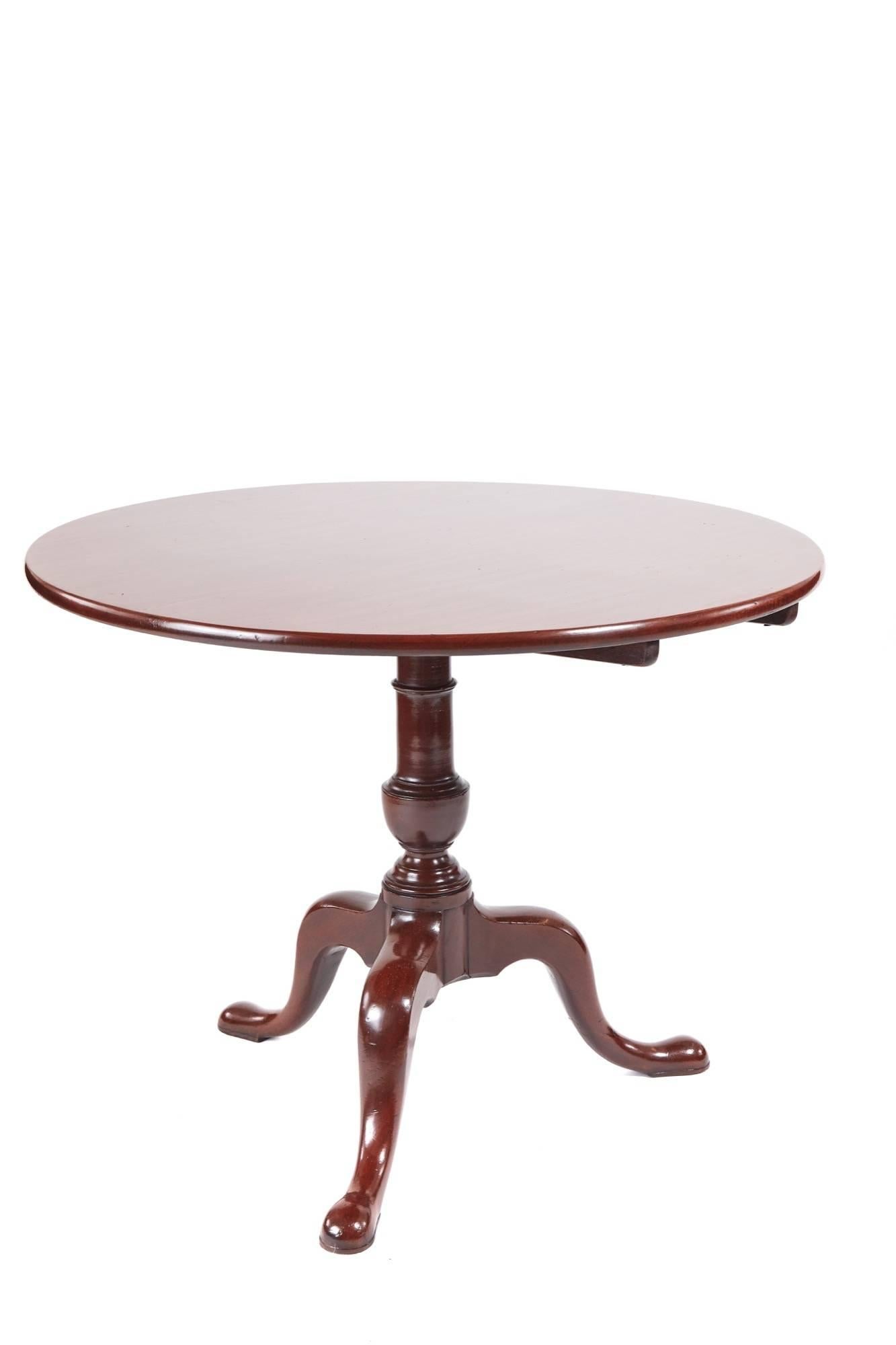 Large George III mahogany tripod table, with a fantastic solid mahogany round top supported by a lovely turned shaped pedestal raised on three shaped cabriole legs with pad feet
Fantastic color and condition
Measures: 36