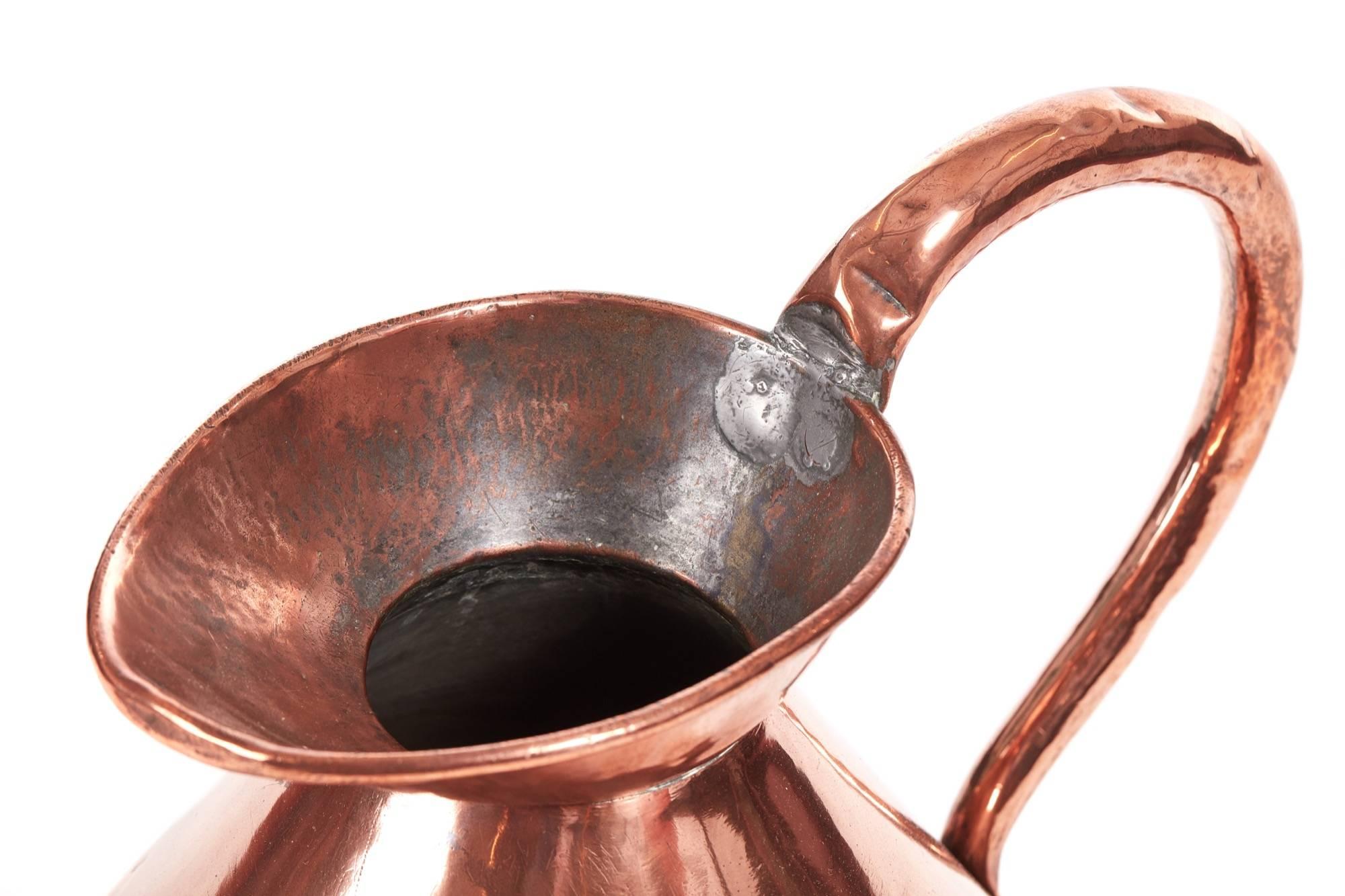 Large antique copper harvest measure, with a lovely shaped body and handle.
Lovely original item
Measures: 20