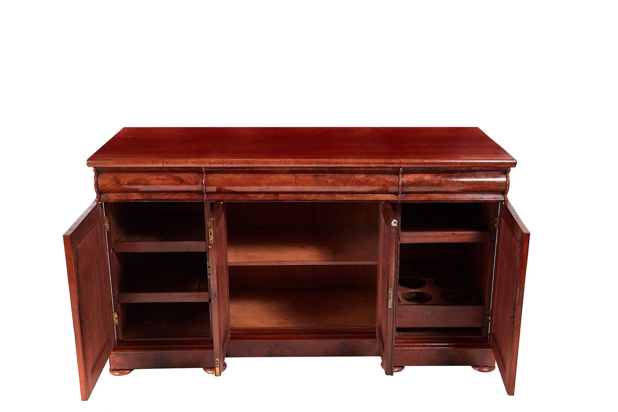 Quality Victorian mahogany sideboard, with a lovely mahogany top, three shaped frieze drawers, four lovely figured mahogany panelled doors, fitted interior, standing on a plinth base with original bun feet
Lovely color and condition
Measures: 60