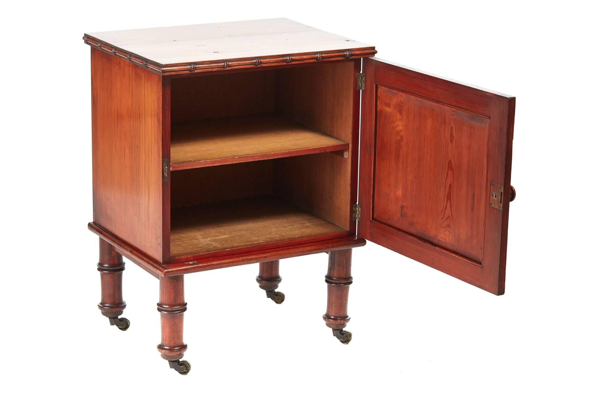Unusual pitch pine bedside cabinet, with a lovely top, single door opening to reveal one shelf interior, standing on four ring turned legs with original castors
Lovely color and condition
Measures: 21