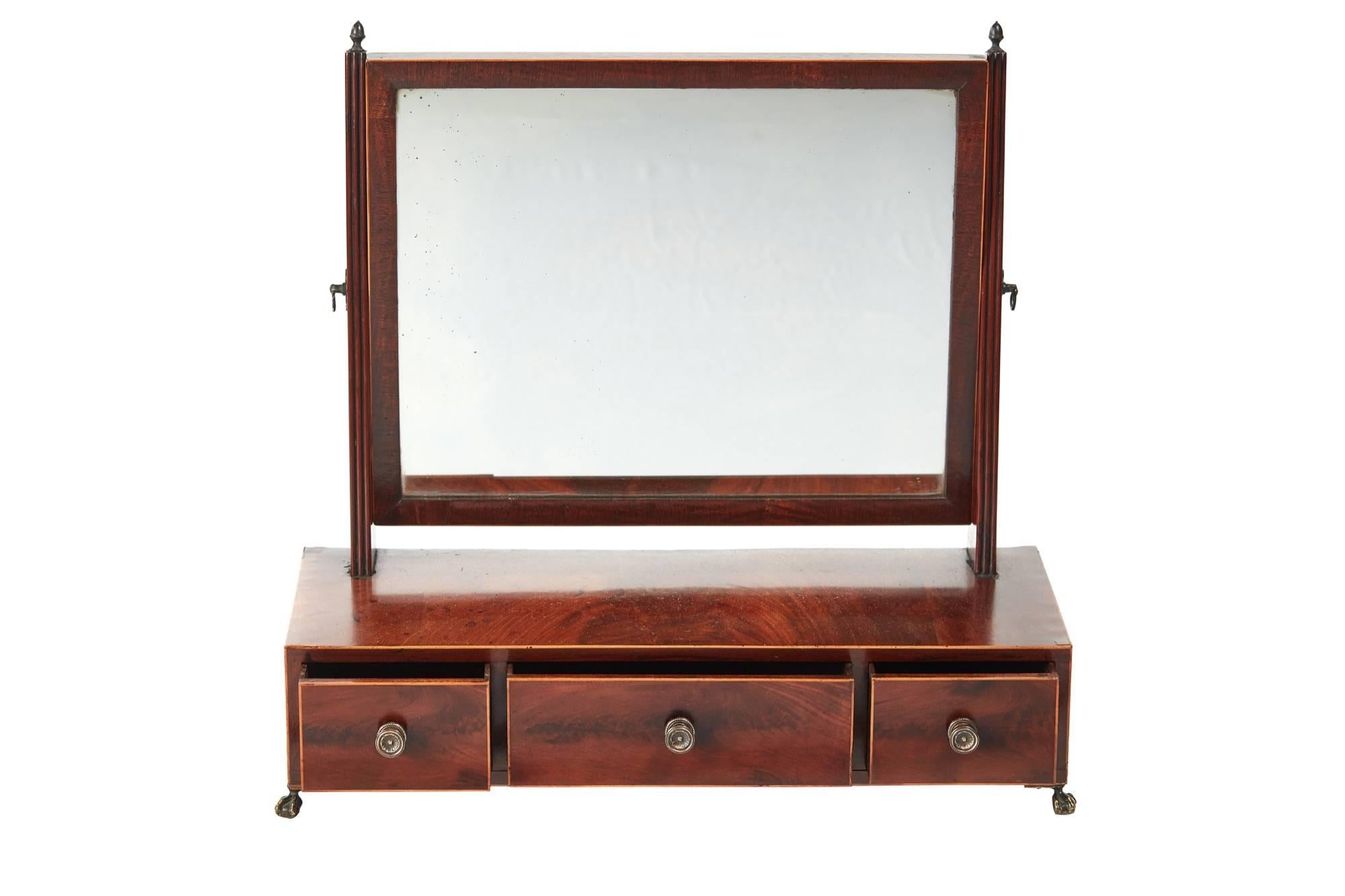Georgian mahogany dressing table mirror, with the original mirror plate, three drawers with satinwood stringing original brass handles, standing on brass claw and ball feet
Lovely color and condition
Measure: 24